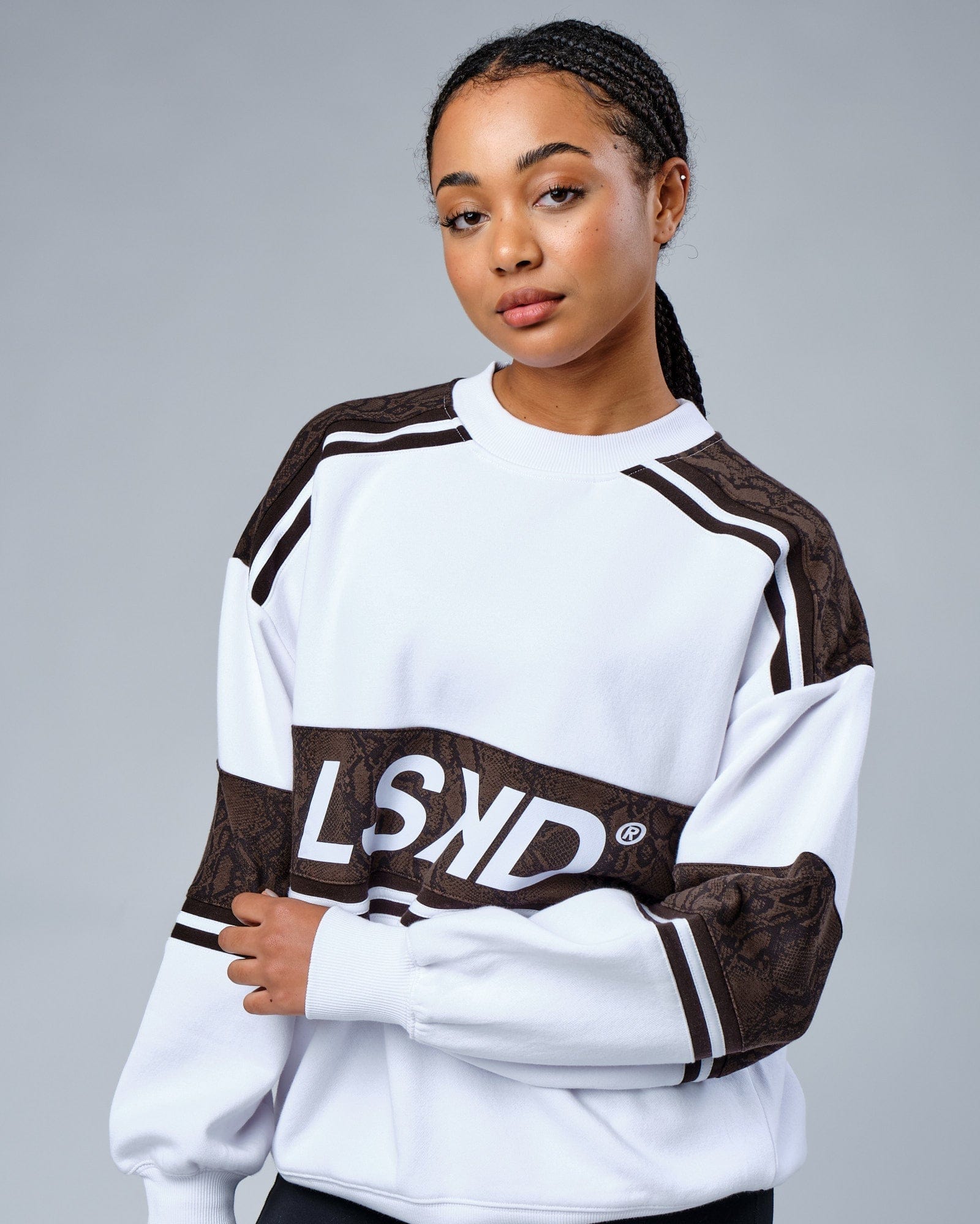 Model wearing A-Team Sweater Oversize - White-Walnut Snakeskin