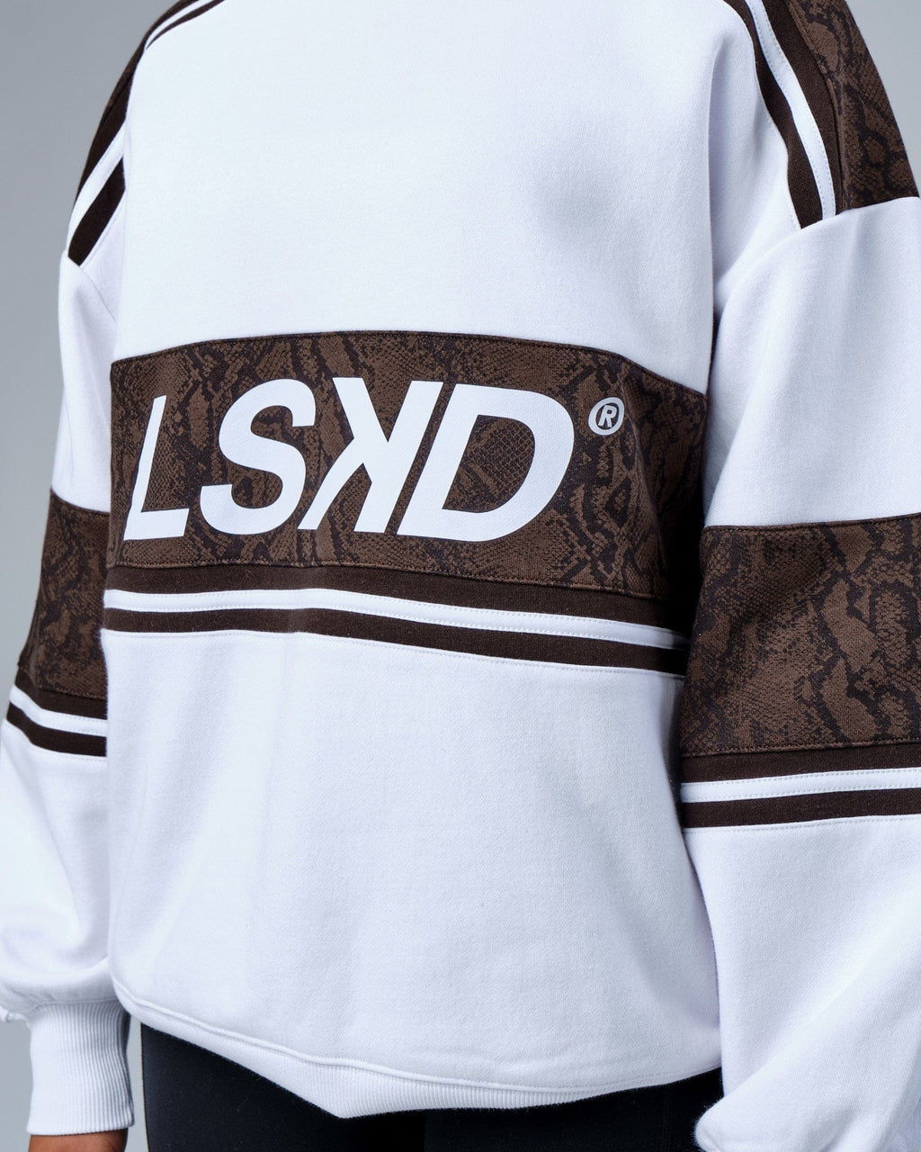 Model wearing A-Team Sweater Oversize - White-Walnut Snakeskin
