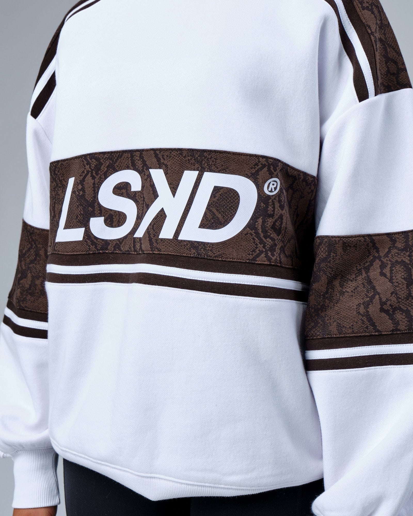 Model wearing A-Team Sweater Oversize - White-Walnut Snakeskin