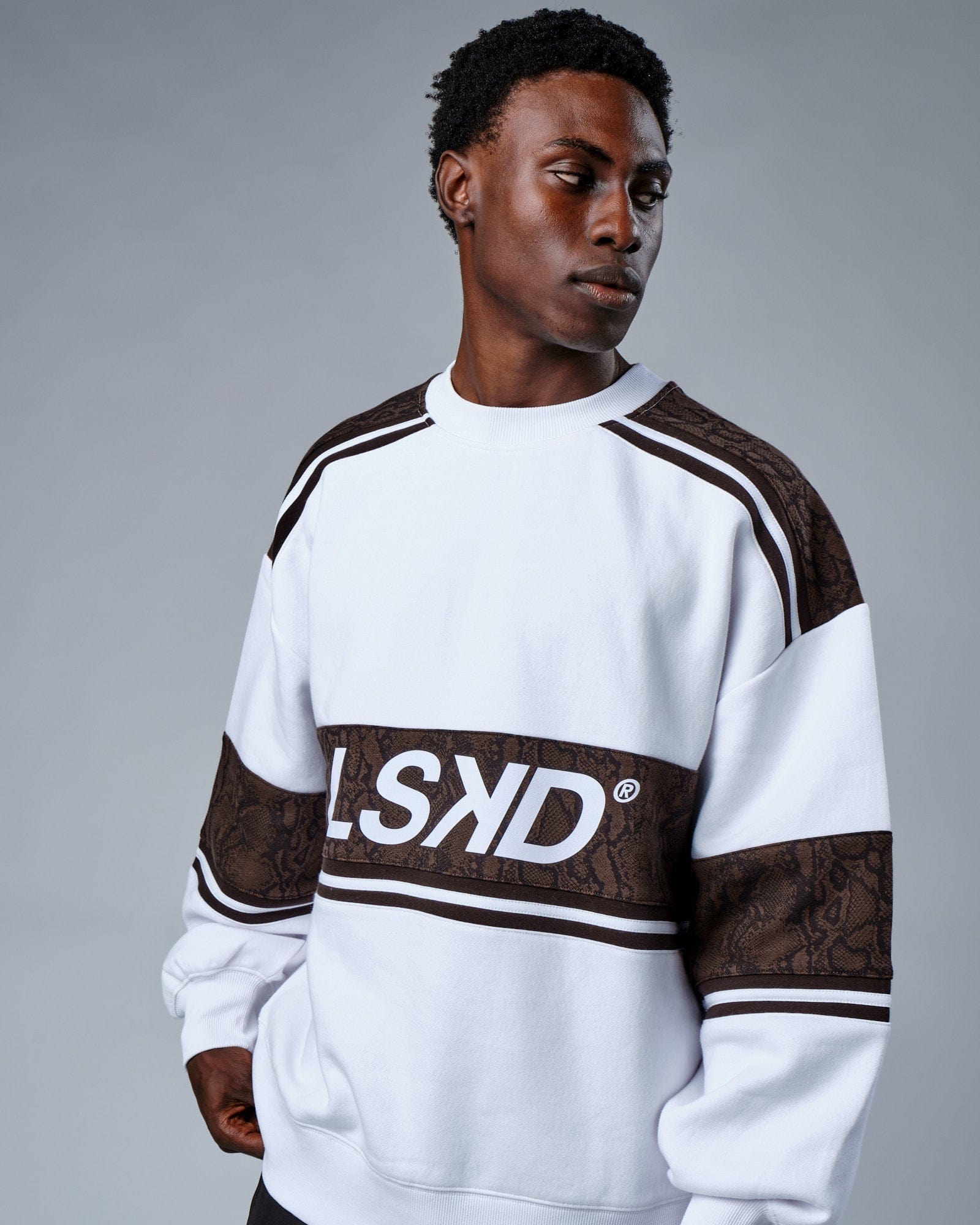 Model wearing Unisex A-Team Sweater Oversize - White-Walnut Snakeskin