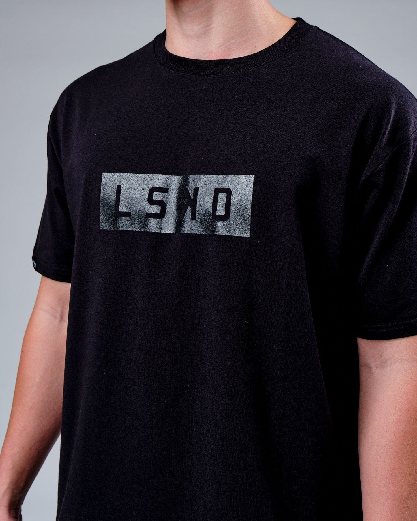 Model wearing Mood FLXCotton Tee Oversize - Black-Black