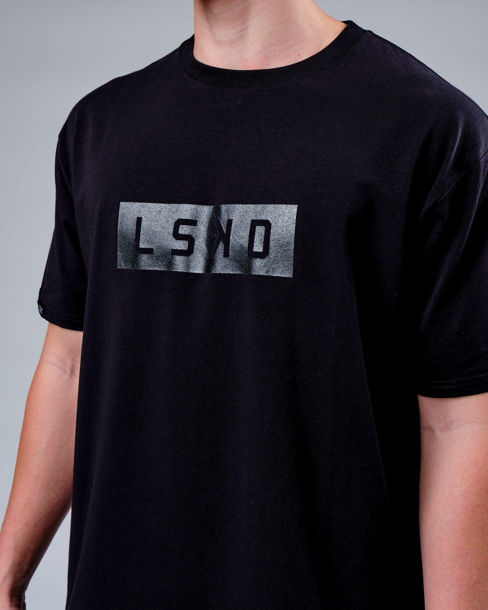 Model wearing Mood FLXCotton Tee Oversize - Black-Black