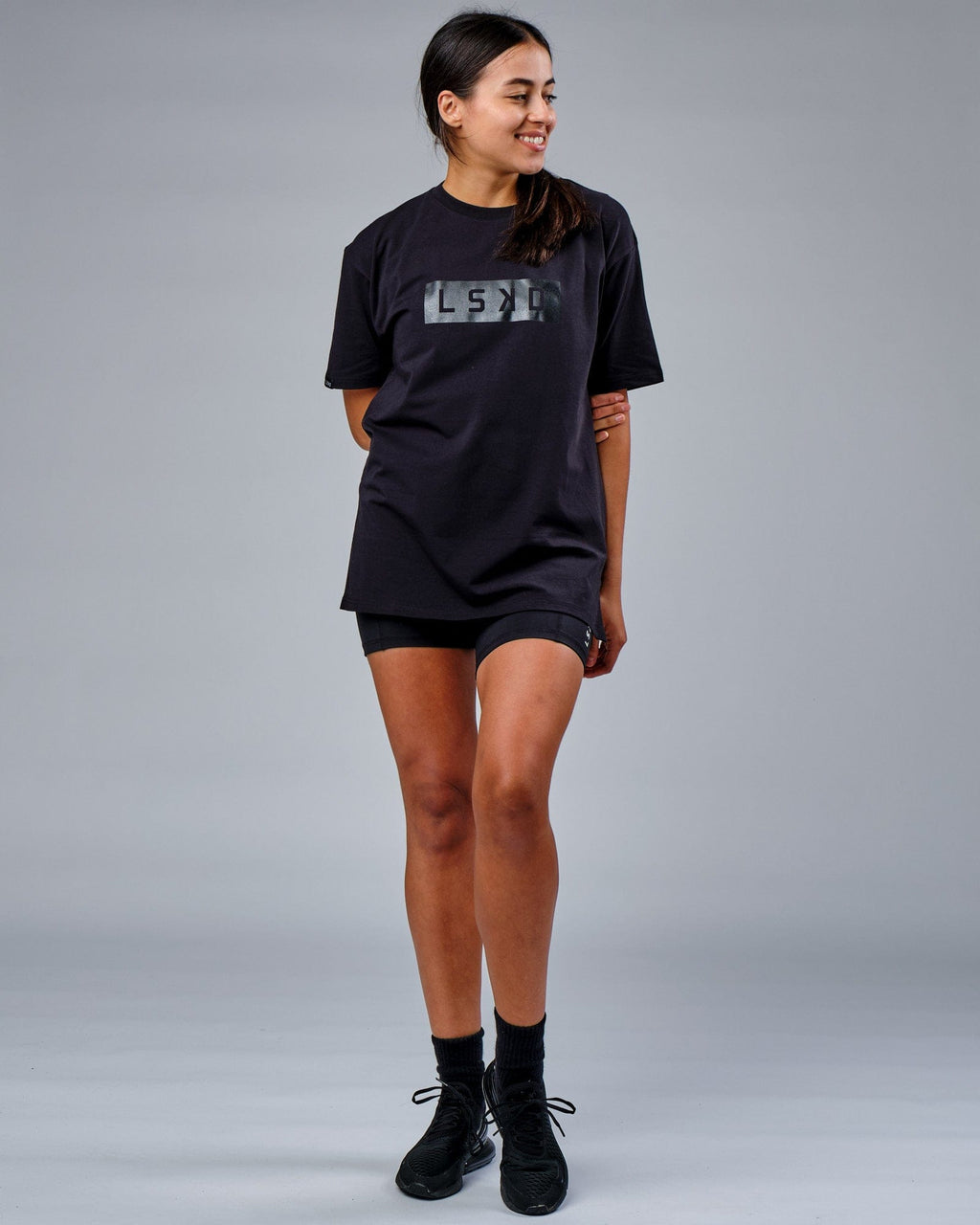Model wearing Unisex FLXCotton Mood Tee Oversize - Black-Black