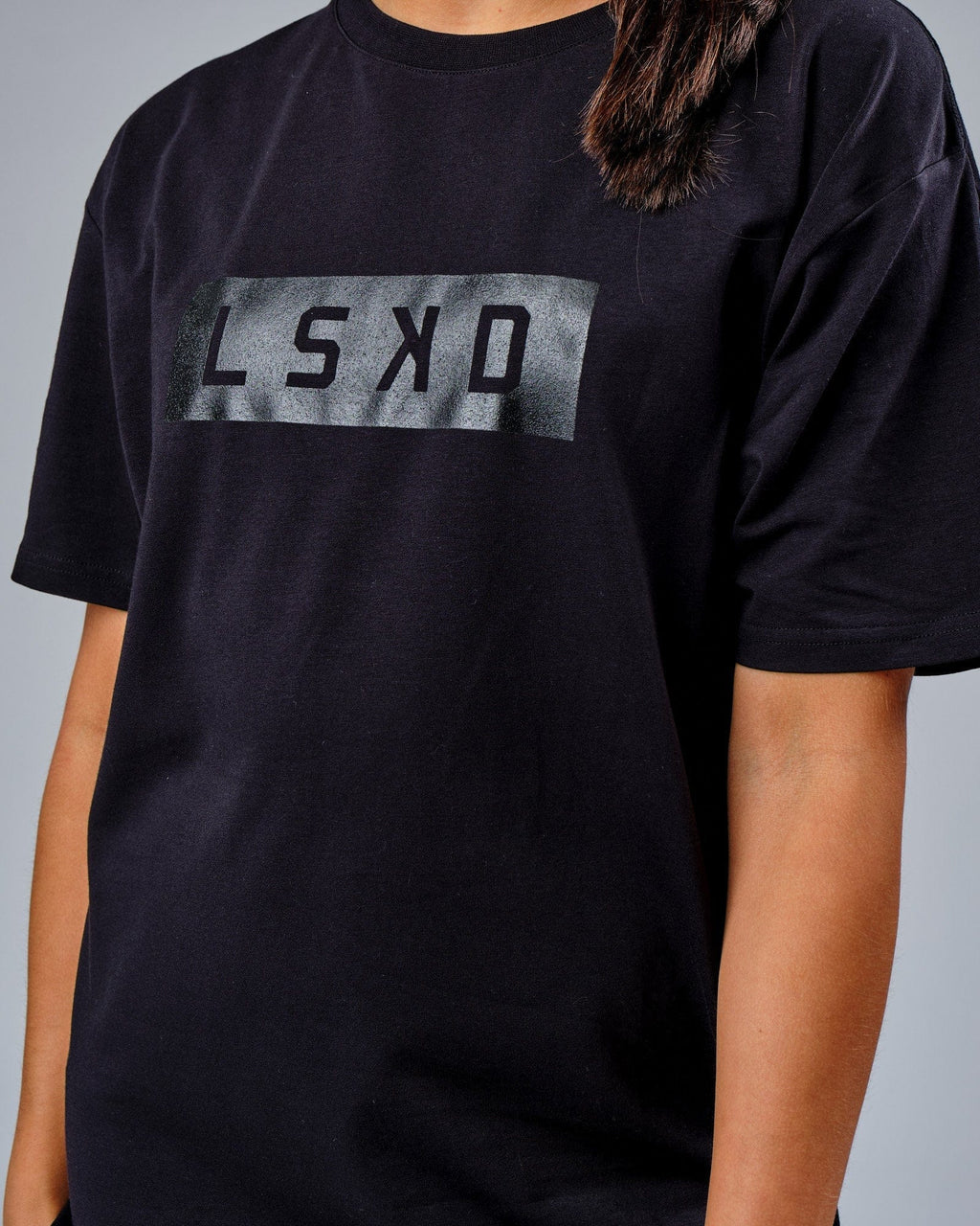 Model wearing Unisex FLXCotton Mood Tee Oversize - Black-Black