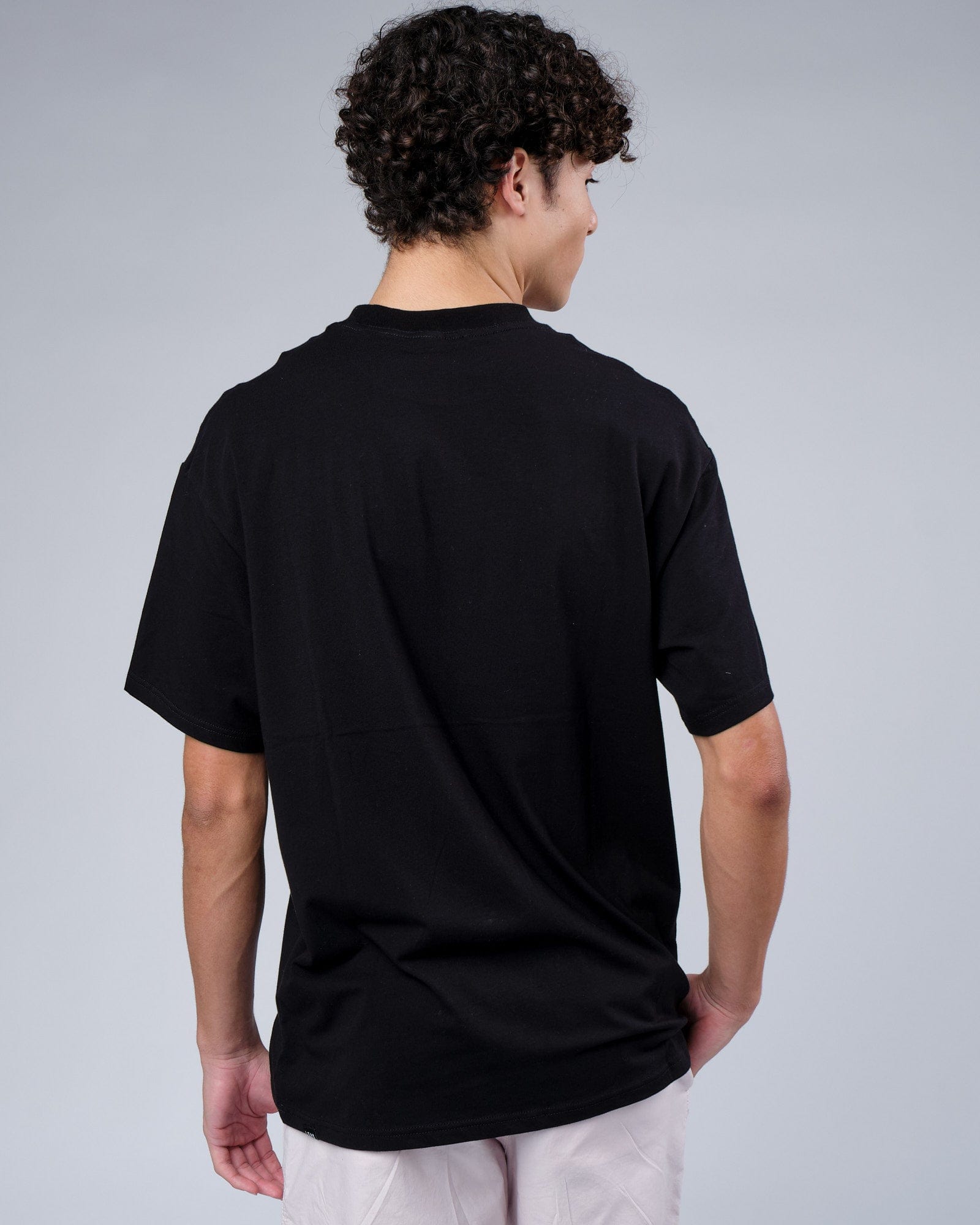 Model wearing Progress FLXCotton Tee Oversize - Black