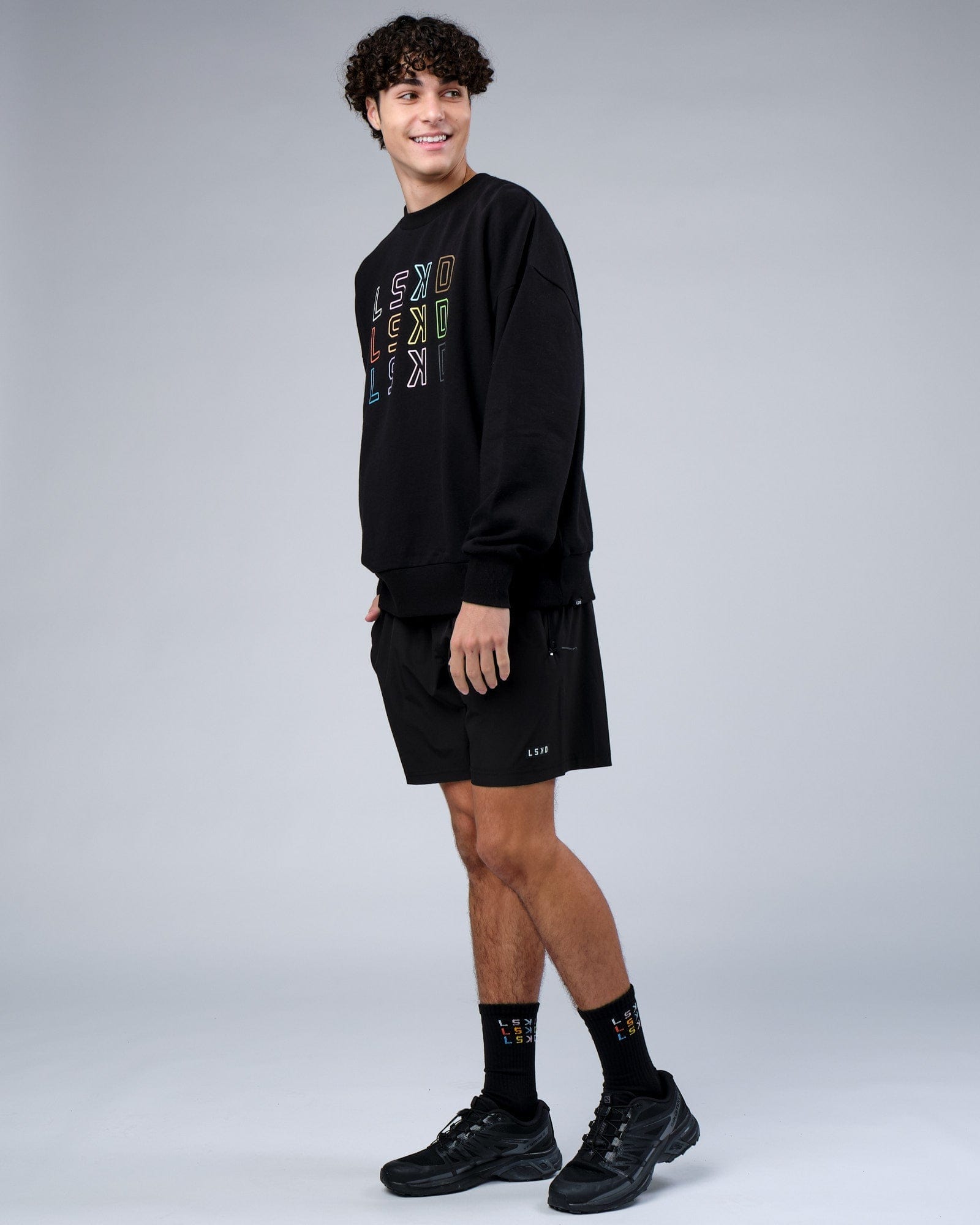 Model wearing Progress Sweater Oversize - Black