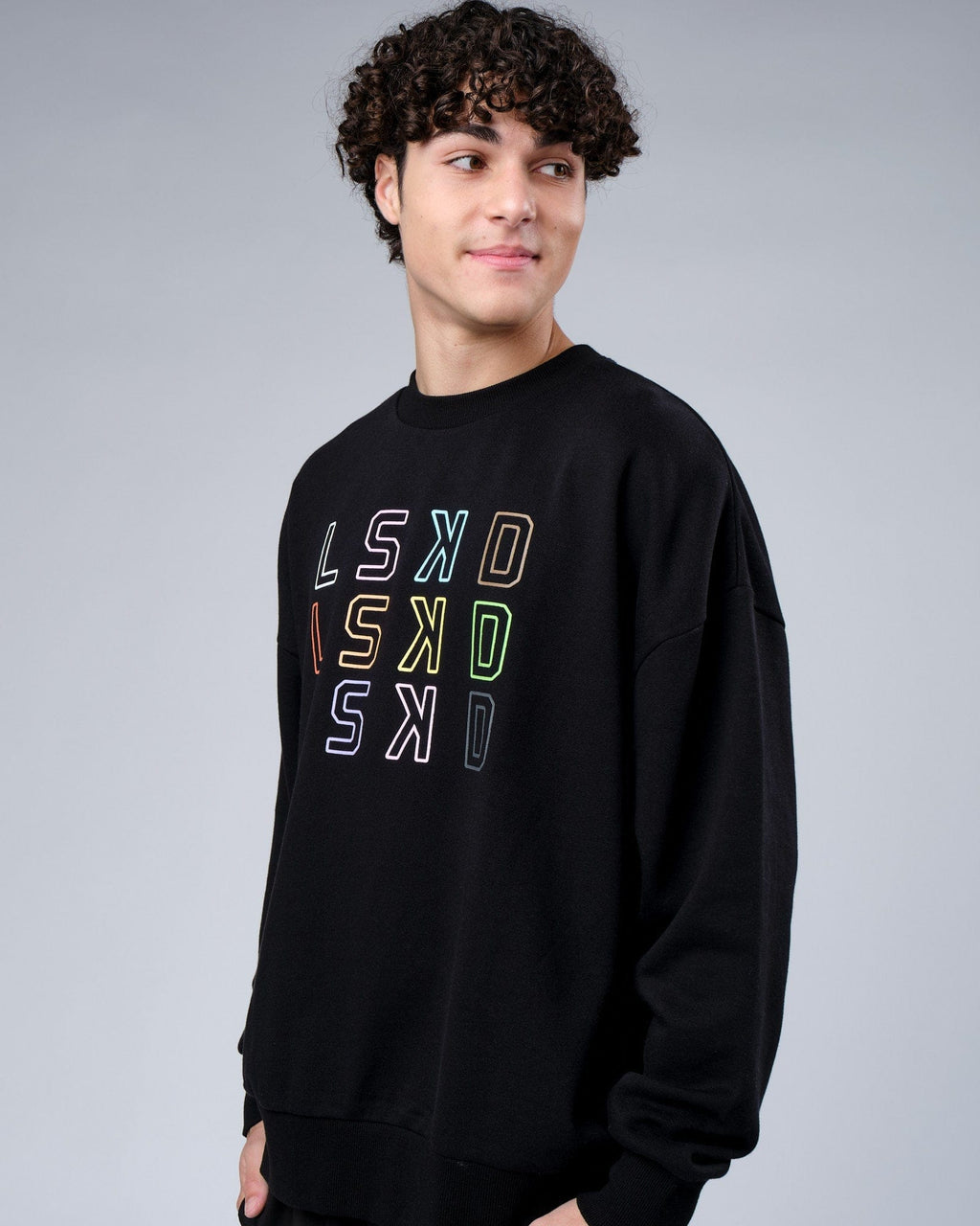 Model wearing Progress Sweater Oversize - Black