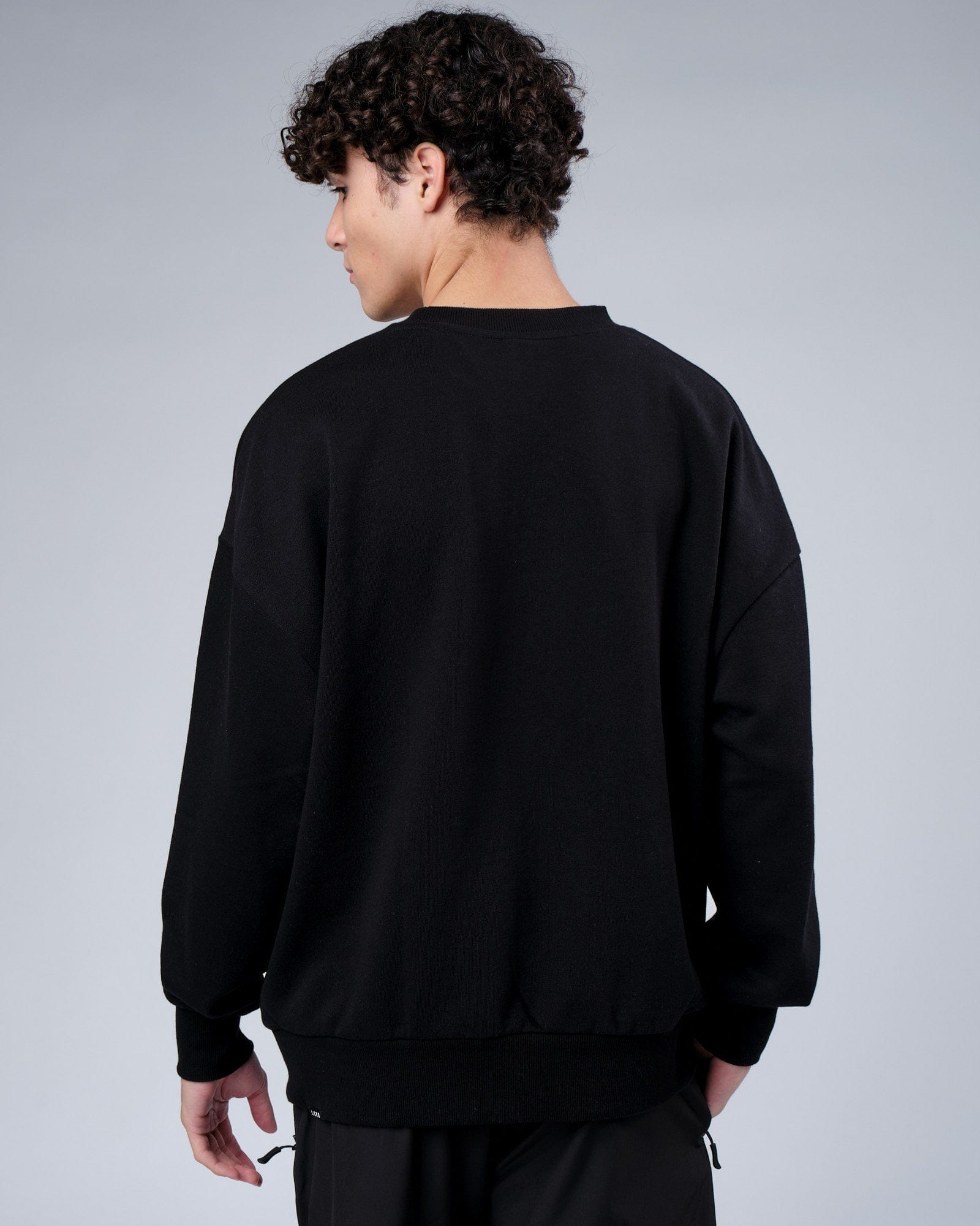 Model wearing Progress Sweater Oversize - Black
