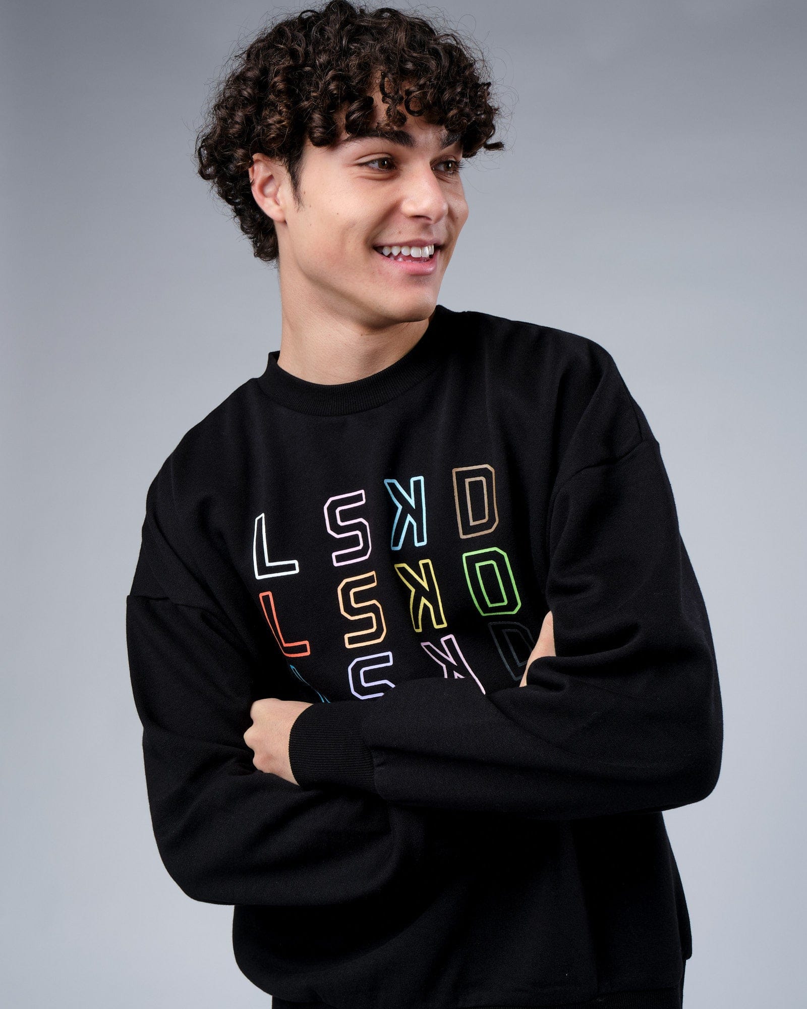 Model wearing Progress Sweater Oversize - Black