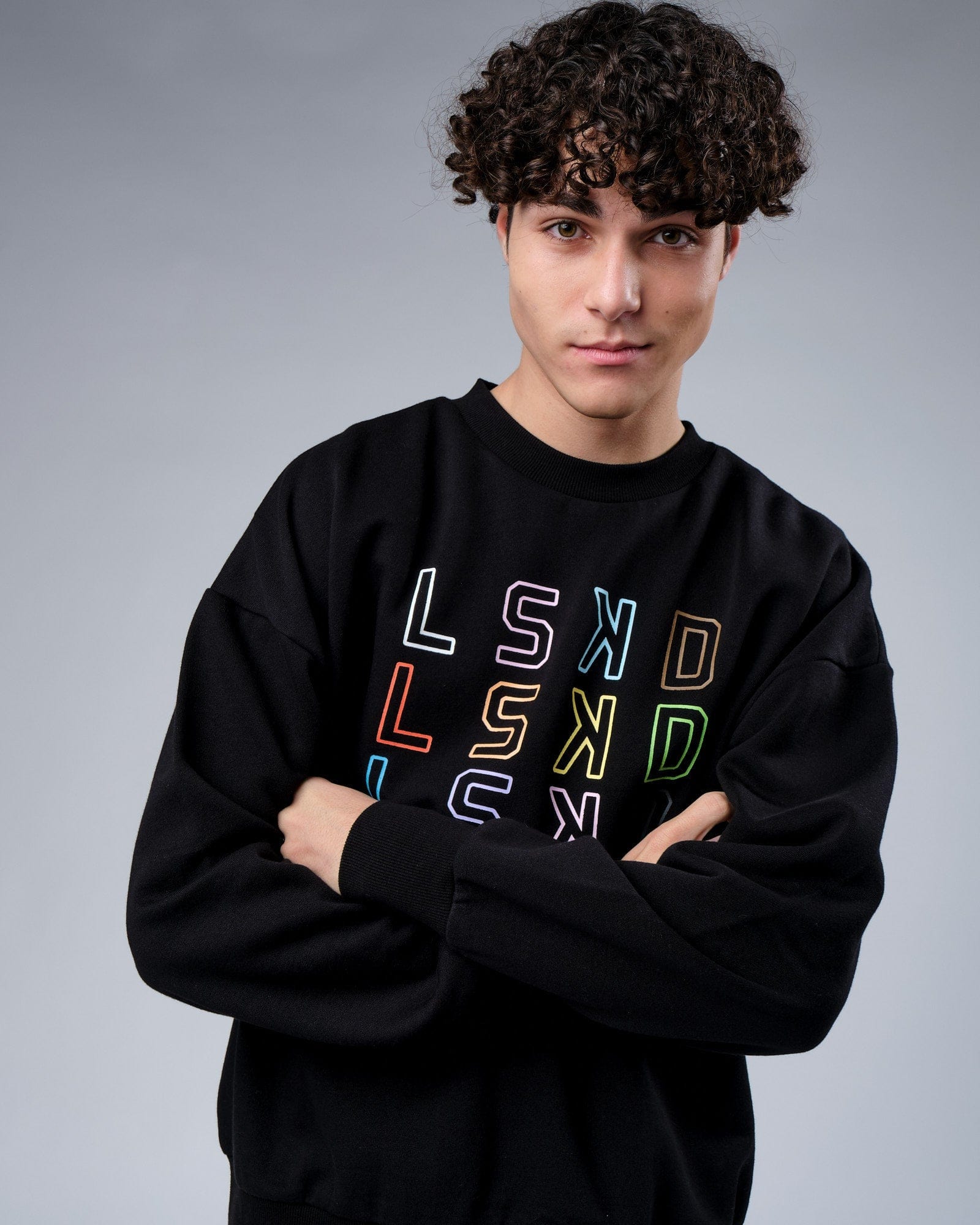 Model wearing Progress Sweater Oversize - Black