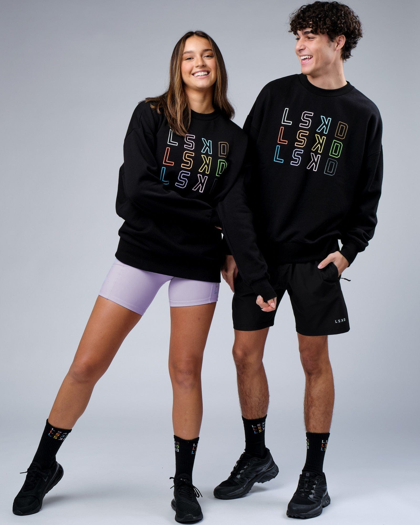 Model wearing Unisex Progress Sweater Oversize - Black