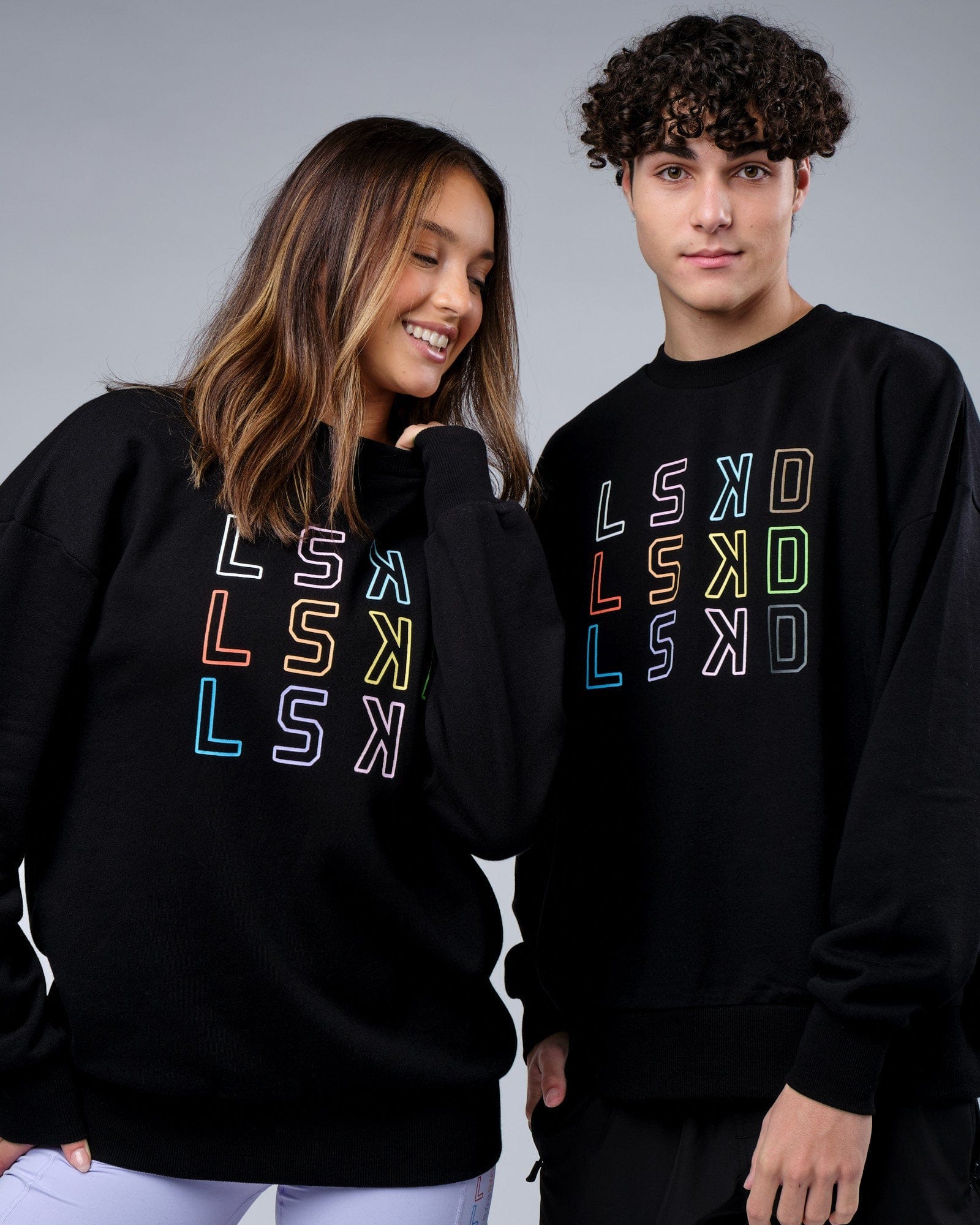 Model wearing Unisex Progress Sweater Oversize - Black