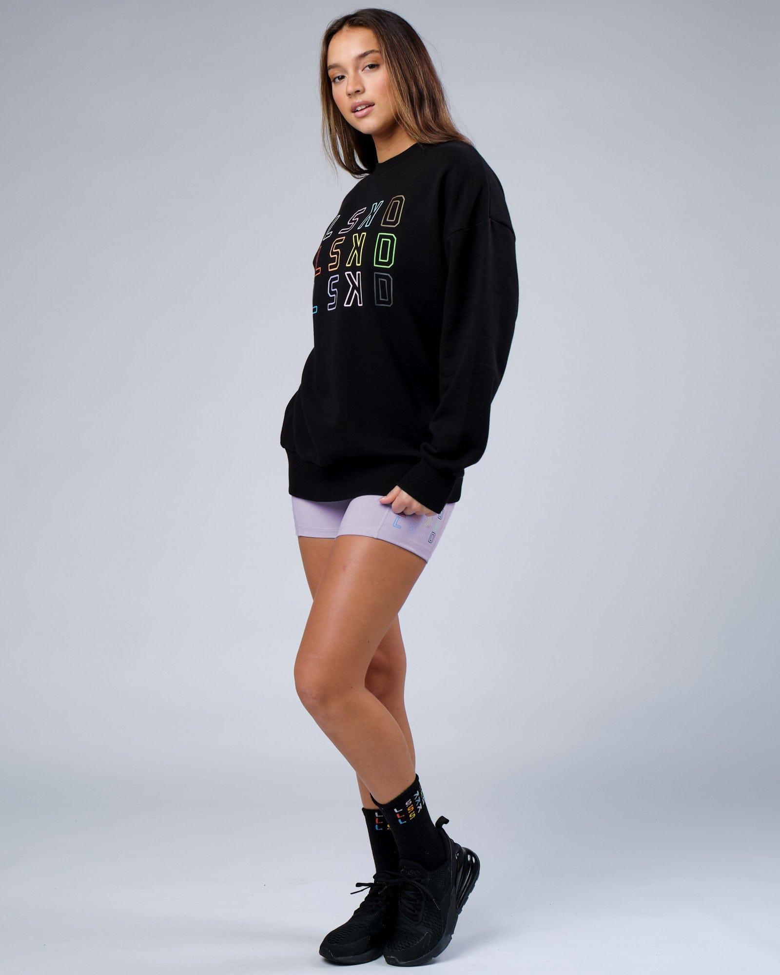 Model wearing Unisex Progress Sweater Oversize - Black