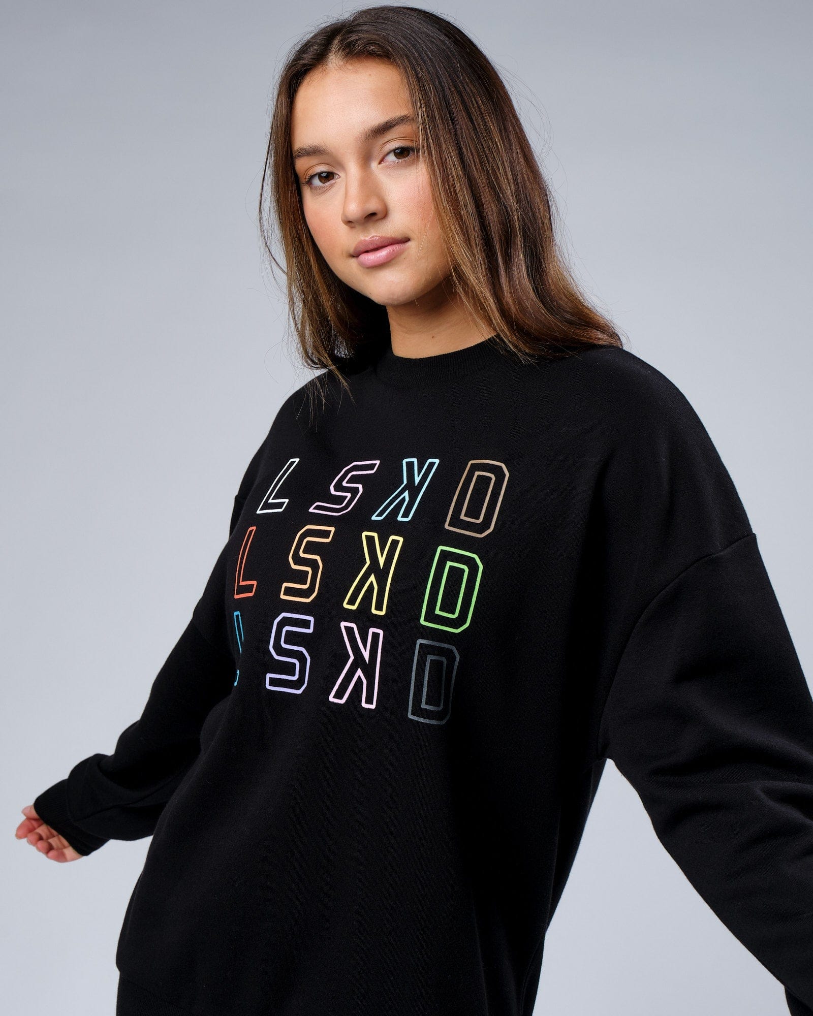 Model wearing Unisex Progress Sweater Oversize - Black
