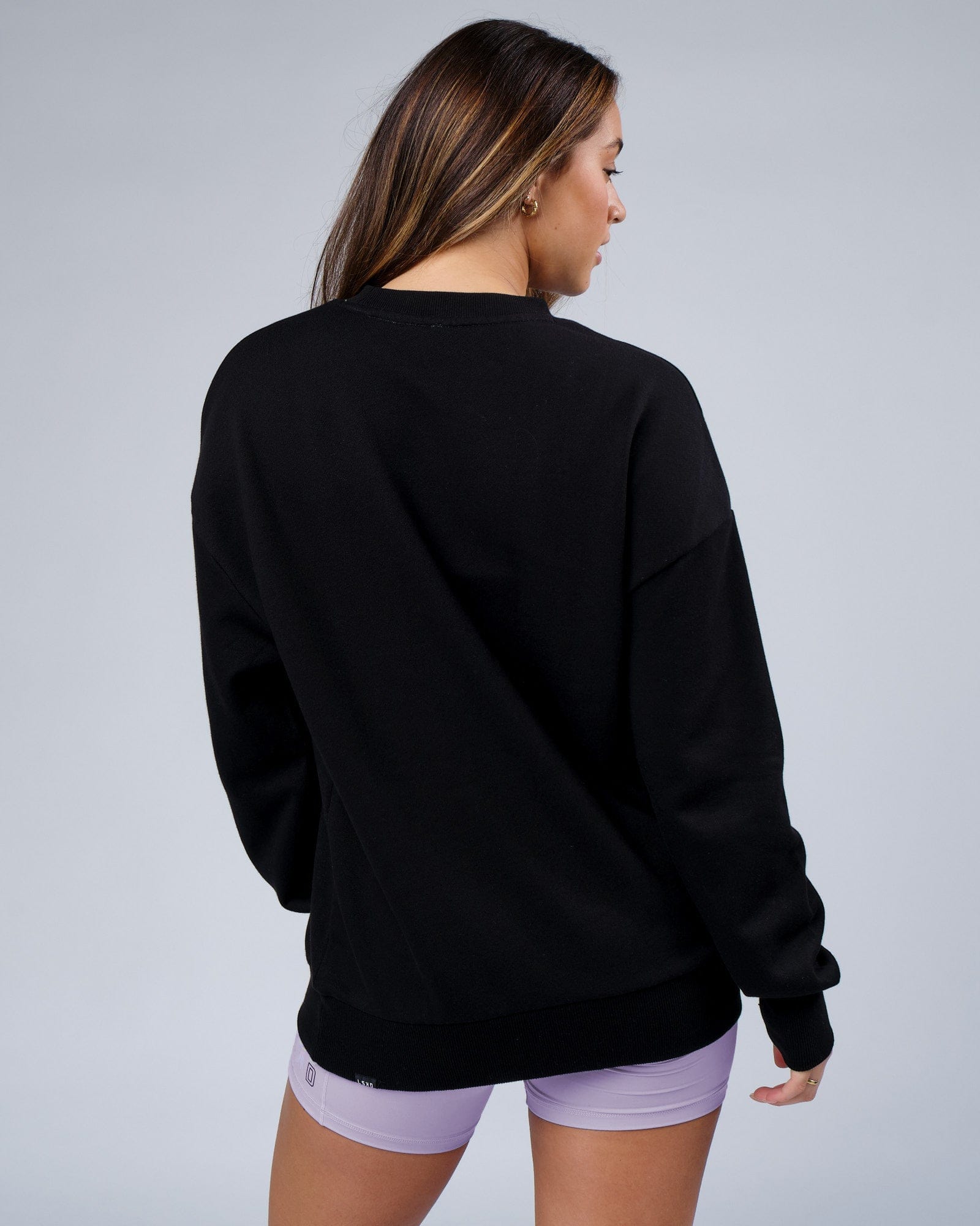 Model wearing Unisex Progress Sweater Oversize - Black