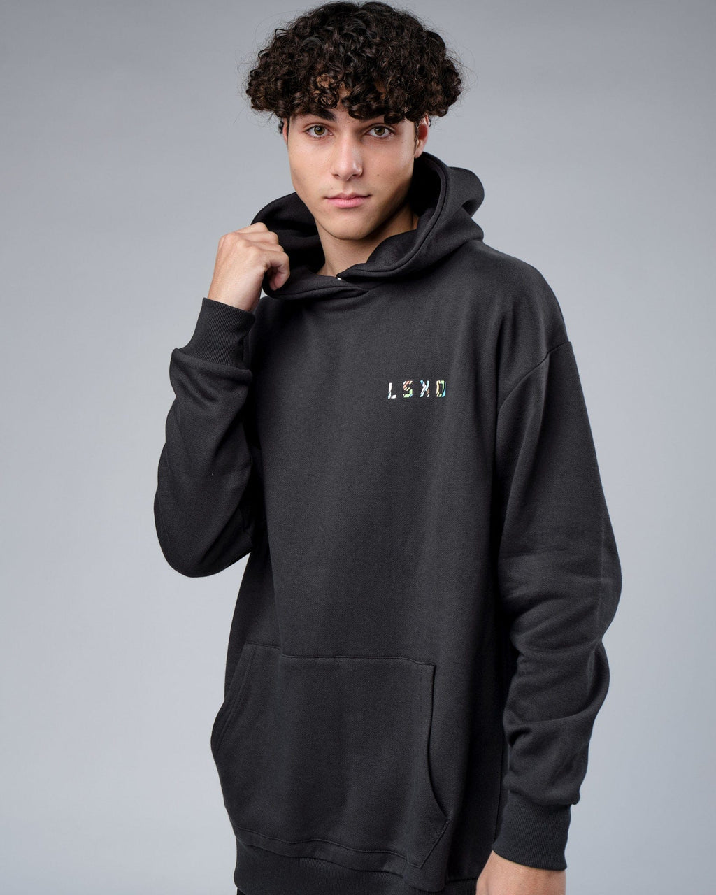 Model wearing Unity Hoodie Oversize - Pirate Black