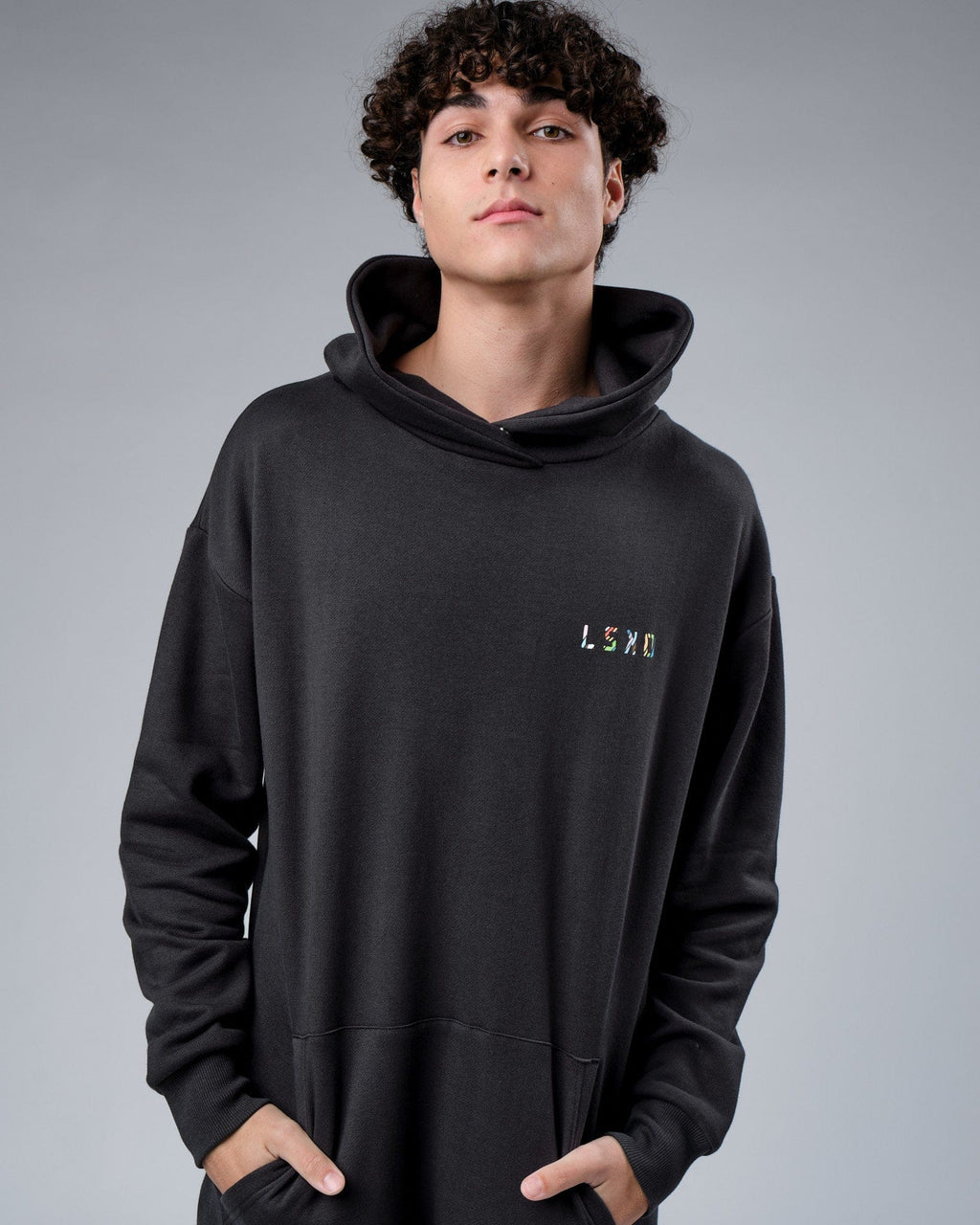 Model wearing Unity Hoodie Oversize - Pirate Black