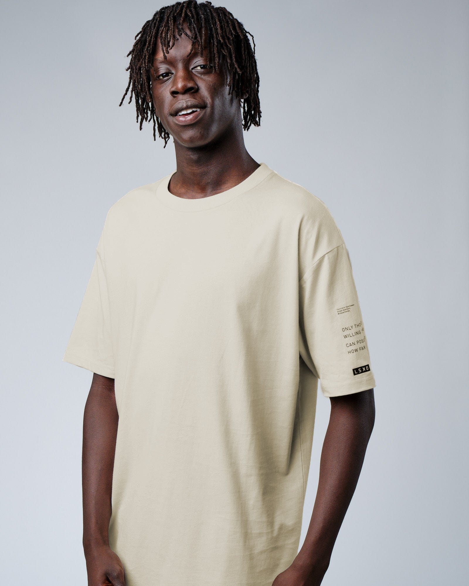 Model wearing Effort Tee Oversize - Bone