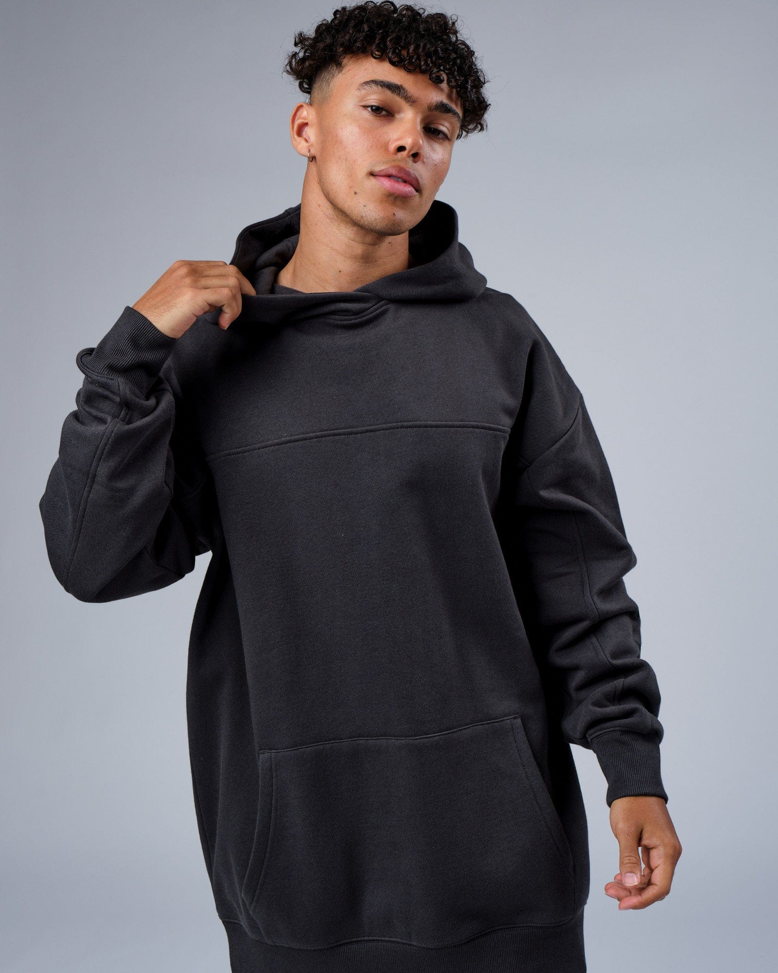 Model wearing Zone Hoodie Oversize - Phantom