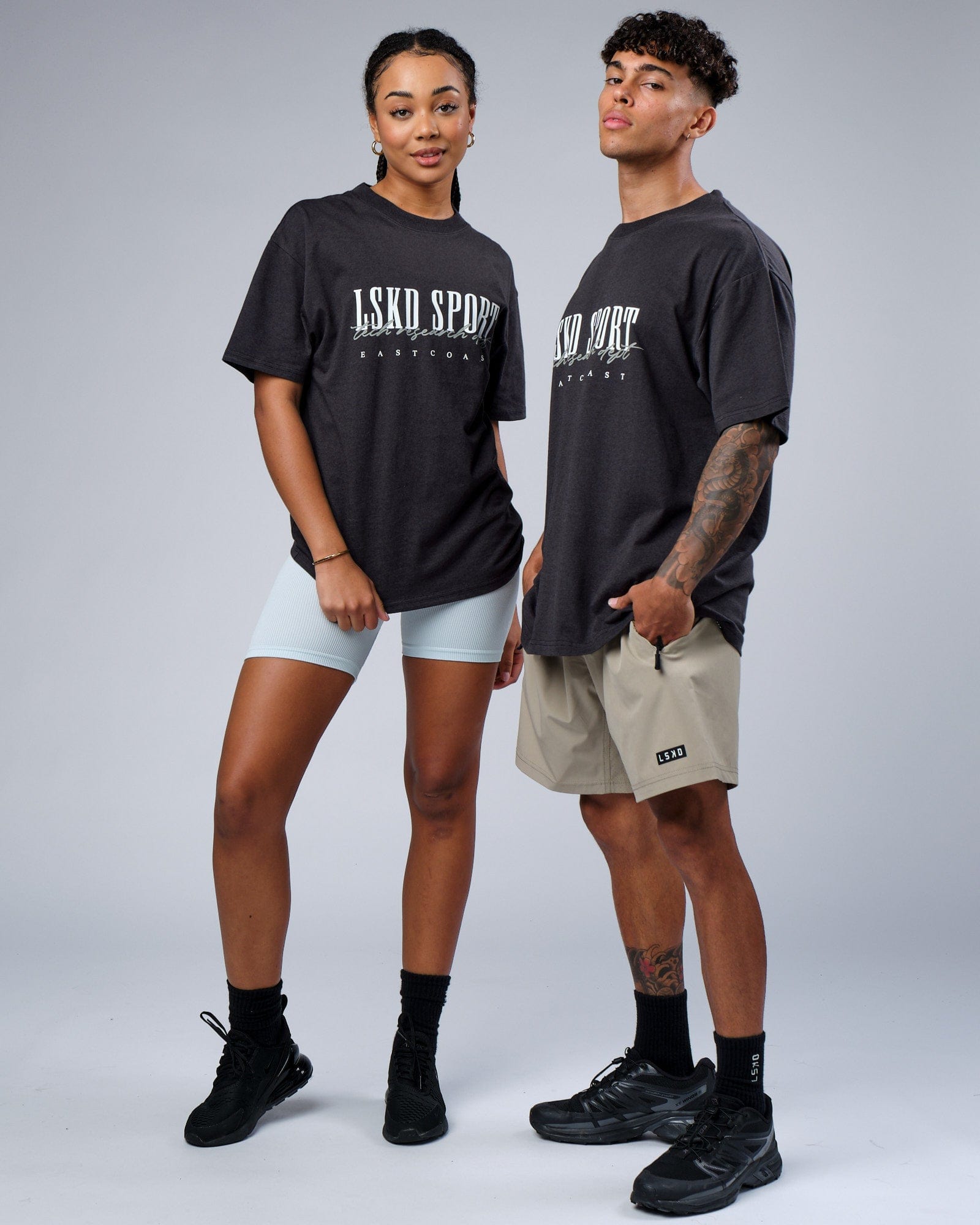 Model wearing Unisex Faculty Tee Vintage Fit Oversize - Phantom