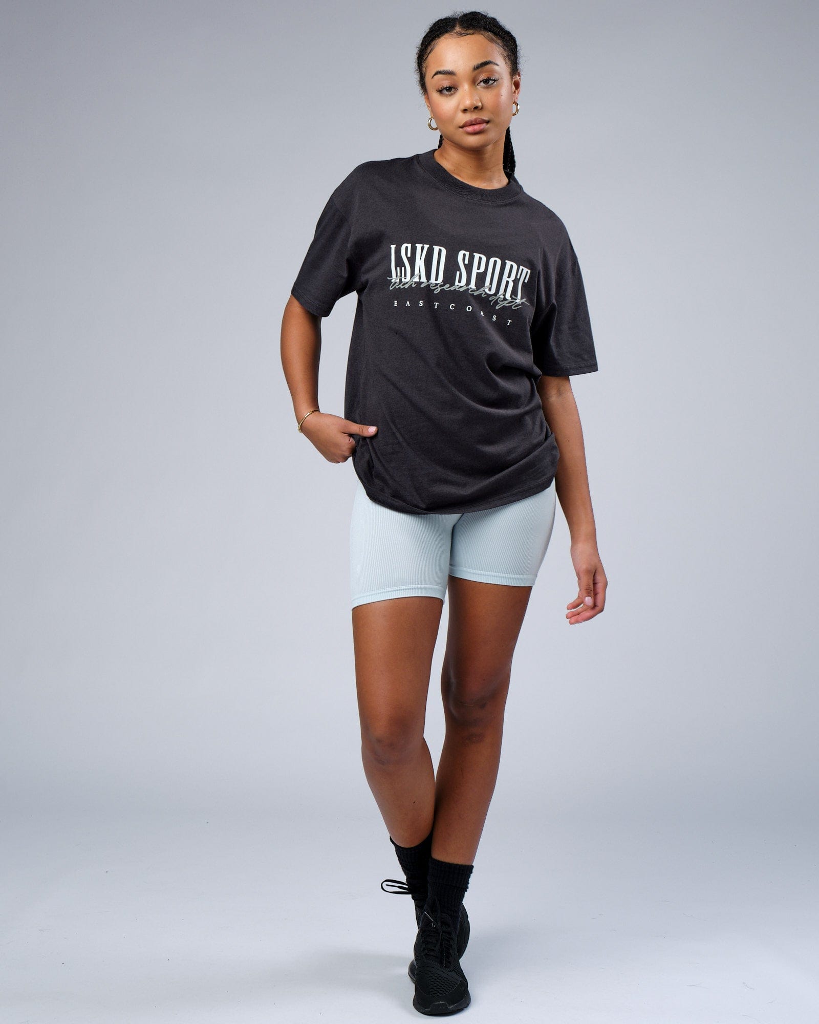 Model wearing Unisex Faculty Tee Vintage Fit Oversize - Phantom