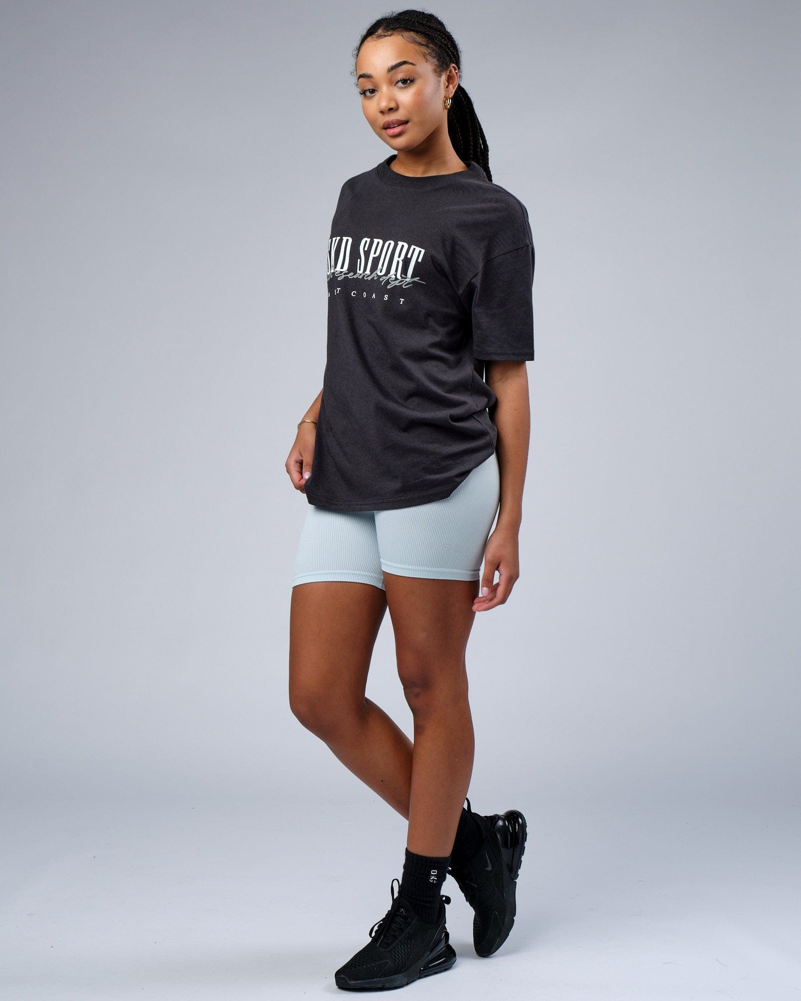 Model wearing Unisex Faculty Tee Vintage Fit Oversize - Phantom