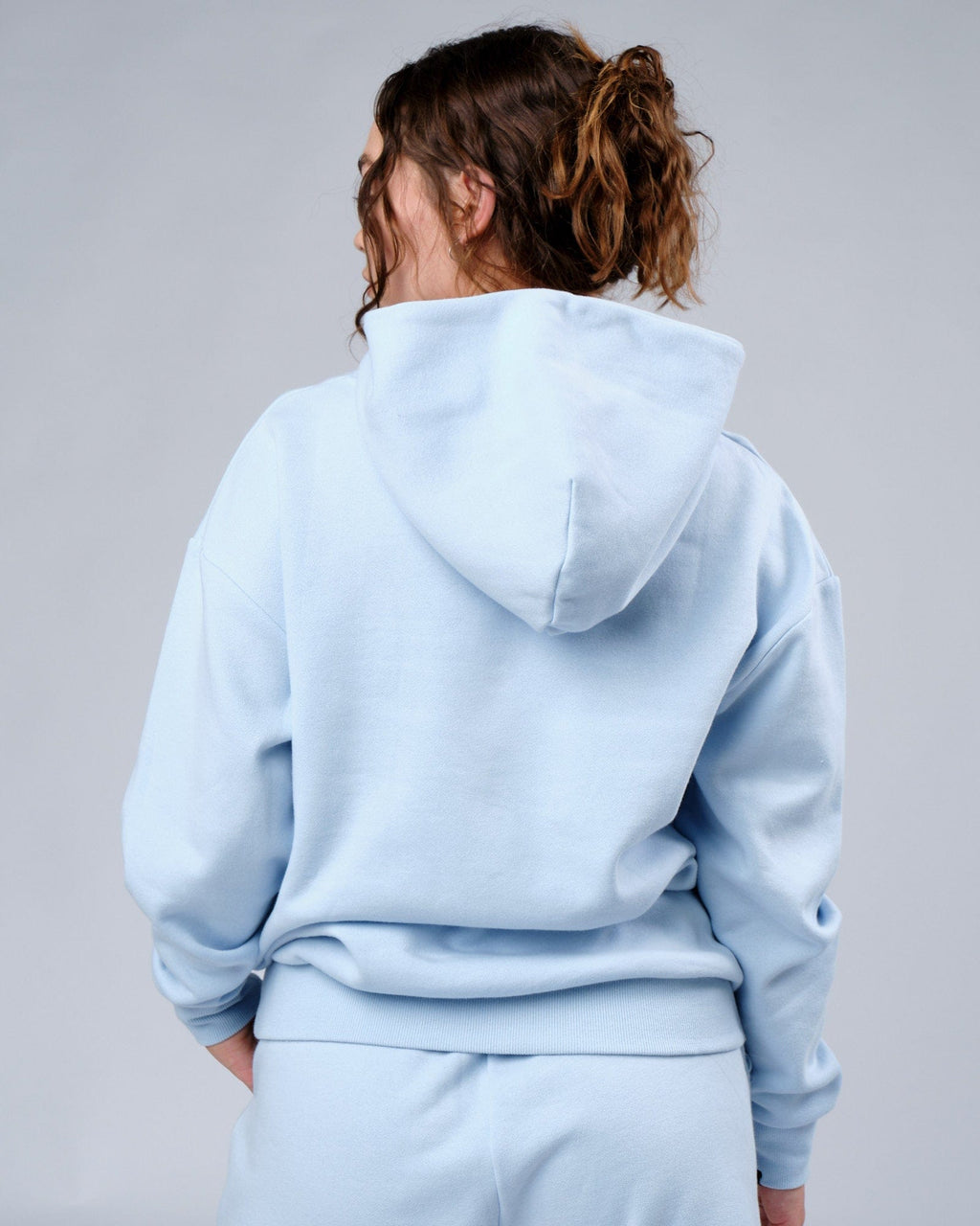 Model wearing Unisex Depth Hoodie Oversize - Sky Blue