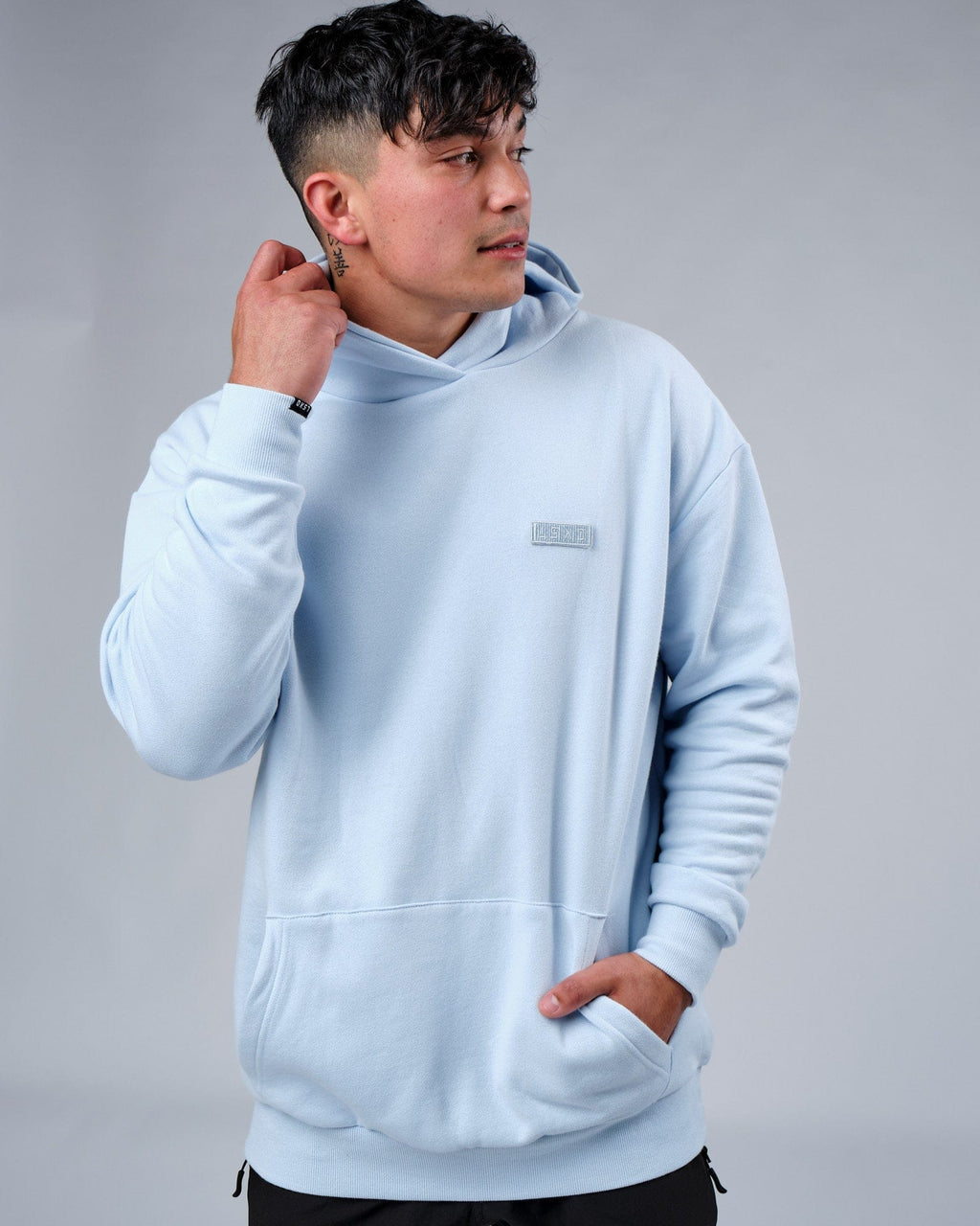 Model wearing Depth Hoodie Oversize - Sky Blue