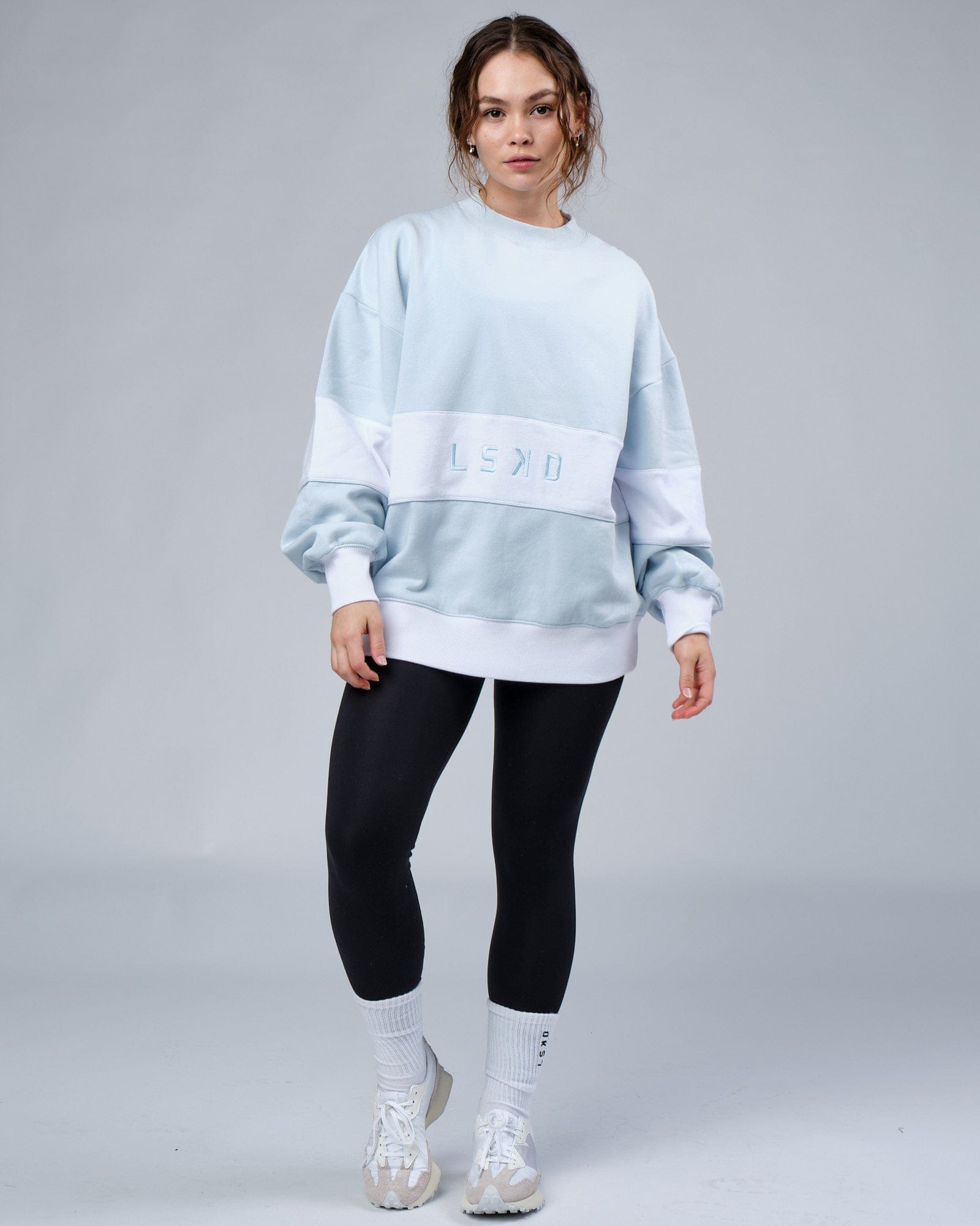 Model wearing Extra Time Sweater Oversize - Ballad Blue