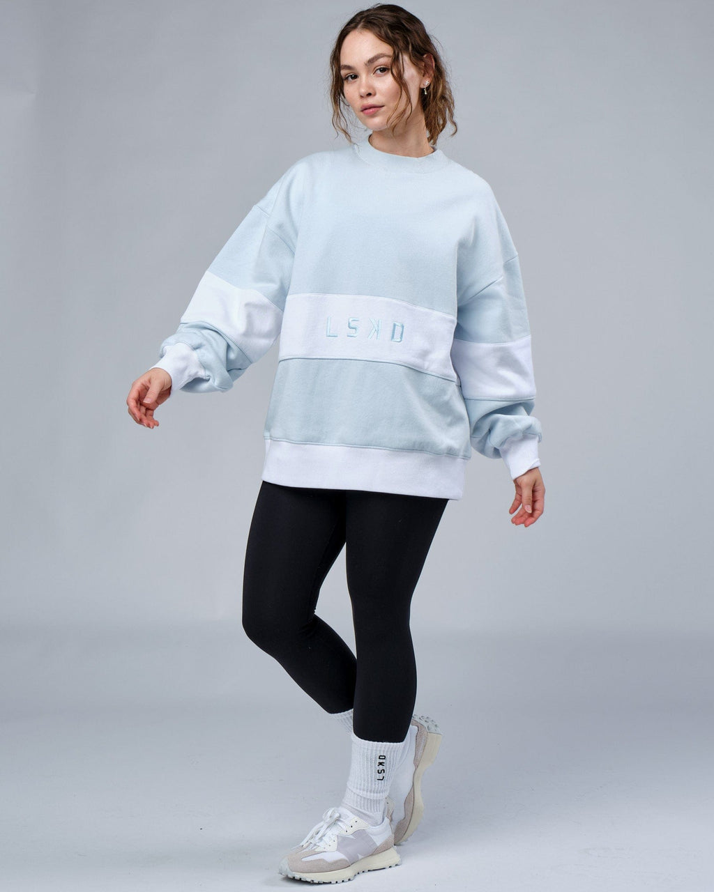 Model wearing Extra Time Sweater Oversize - Ballad Blue