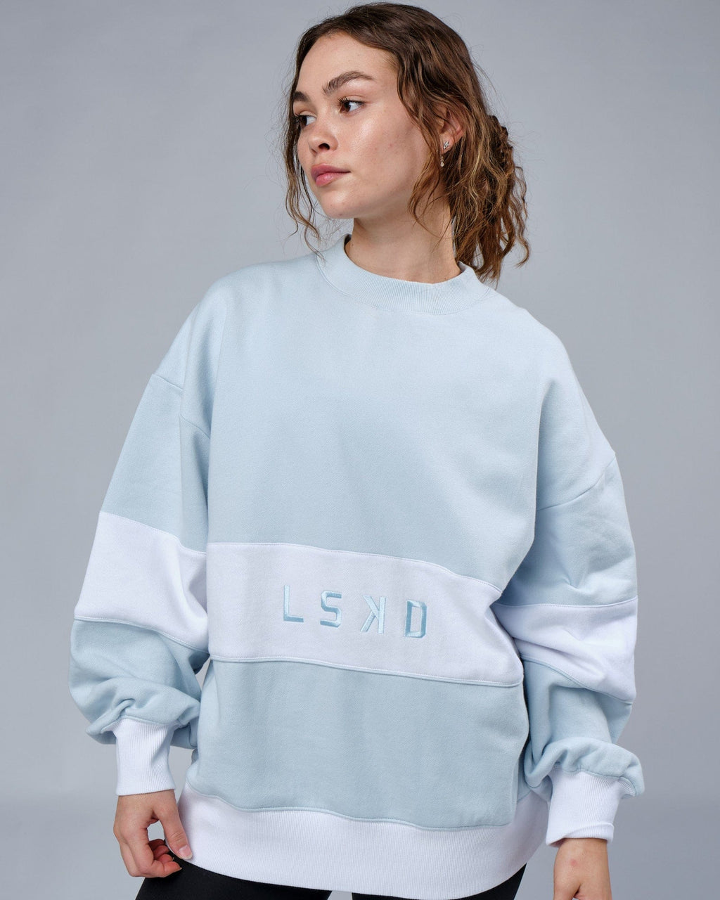 Model wearing Extra Time Sweater Oversize - Ballad Blue