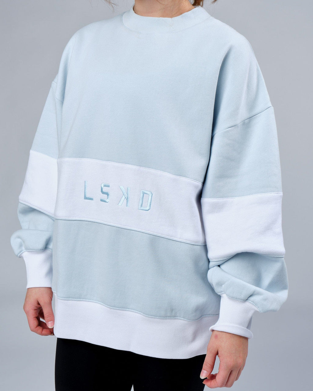 Model wearing Extra Time Sweater Oversize - Ballad Blue