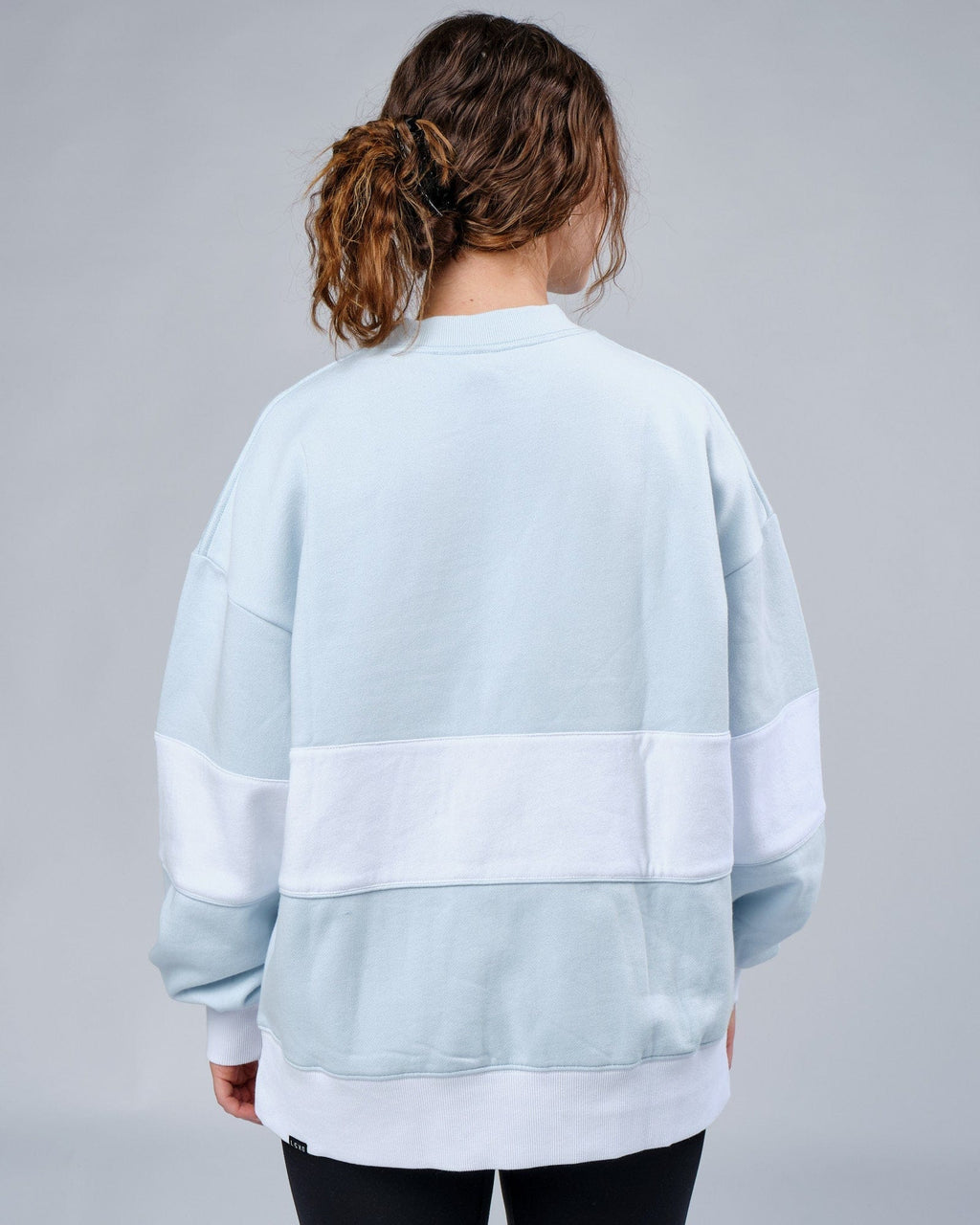 Model wearing Extra Time Sweater Oversize - Ballad Blue