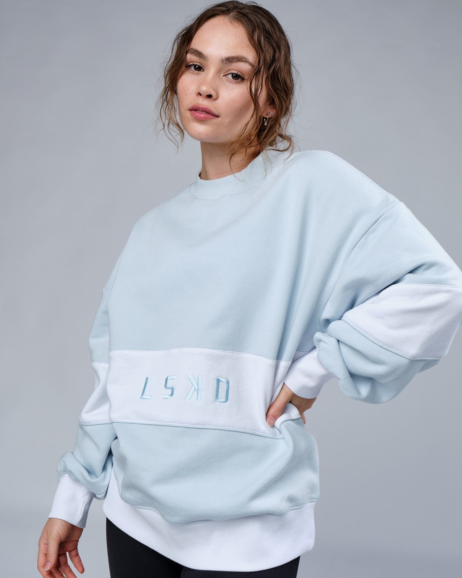Model wearing Extra Time Sweater Oversize - Ballad Blue