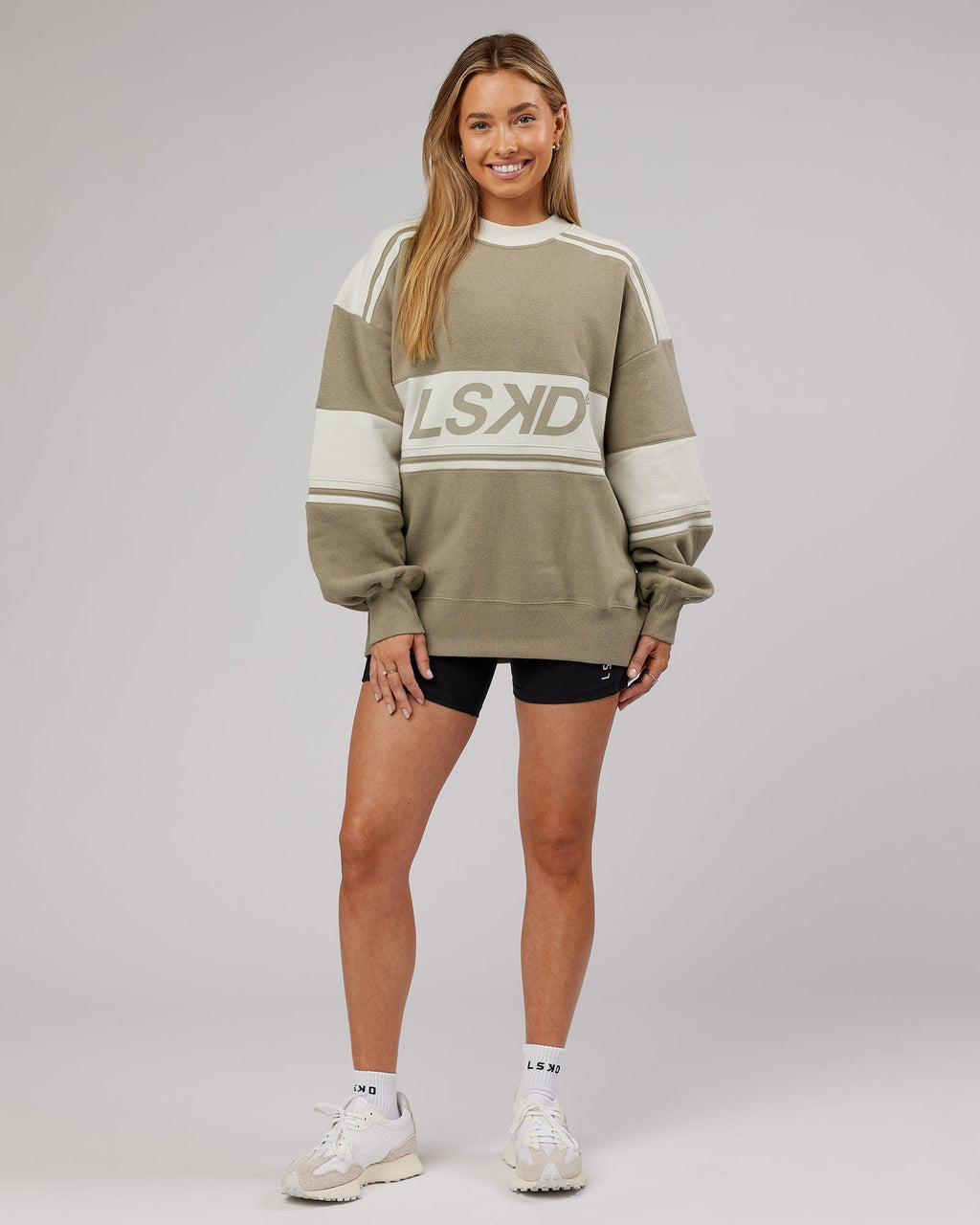 Model wearing A-Team Sweater Oversize - Laurel Oak-Bone