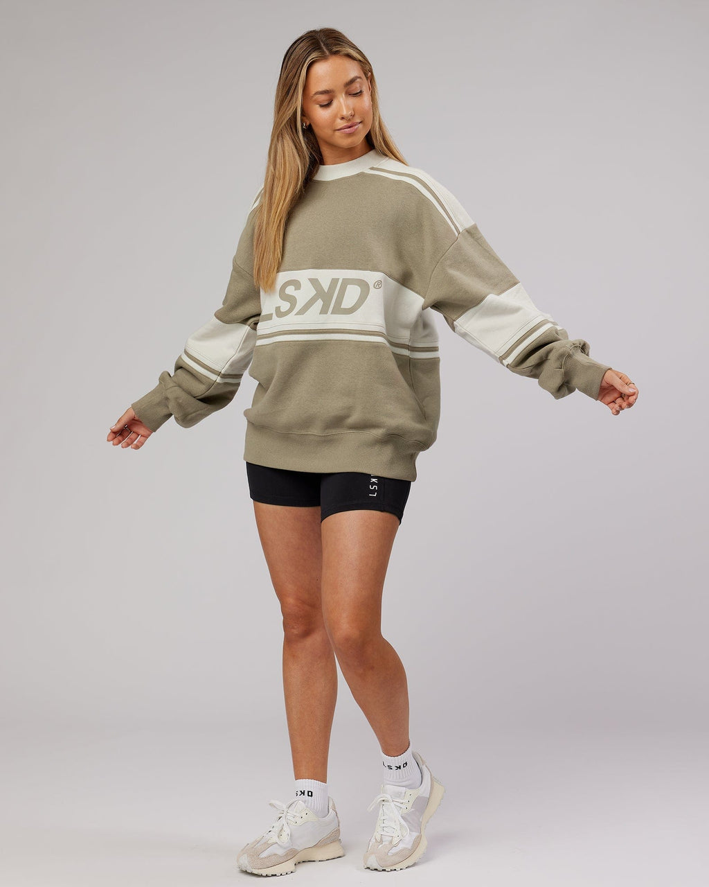 Model wearing A-Team Sweater Oversize - Laurel Oak-Bone