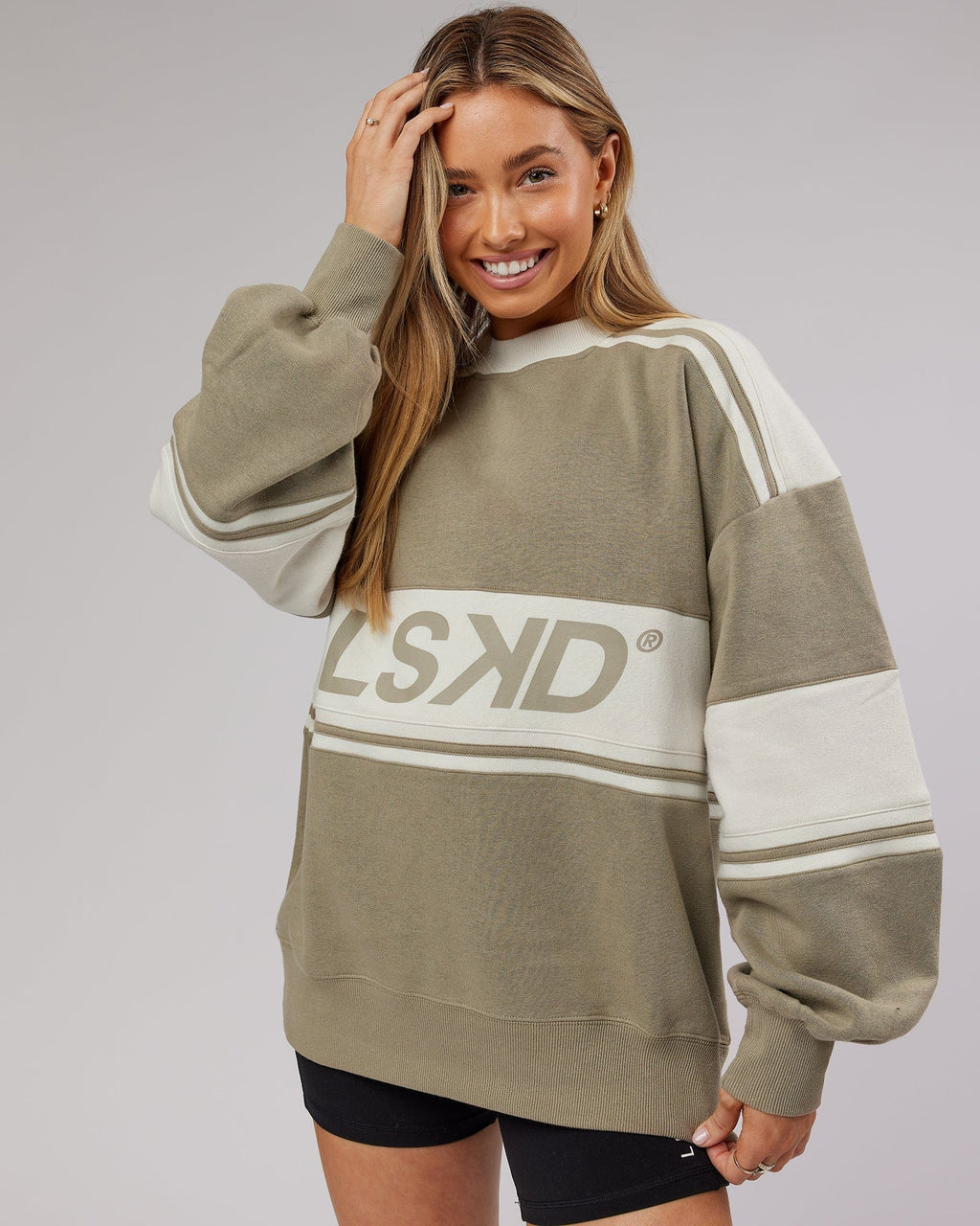 Model wearing A-Team Sweater Oversize - Laurel Oak-Bone