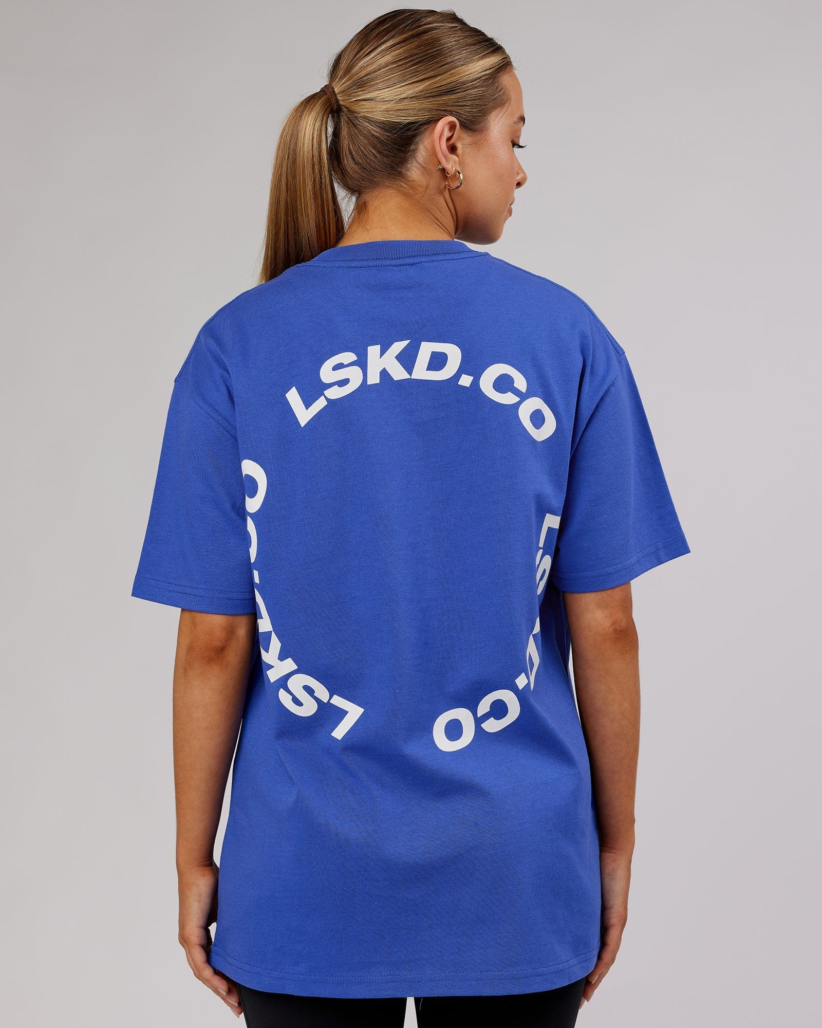 Model wearing Unisex Revolution Heavyweight Tee Oversize - Power Cobalt