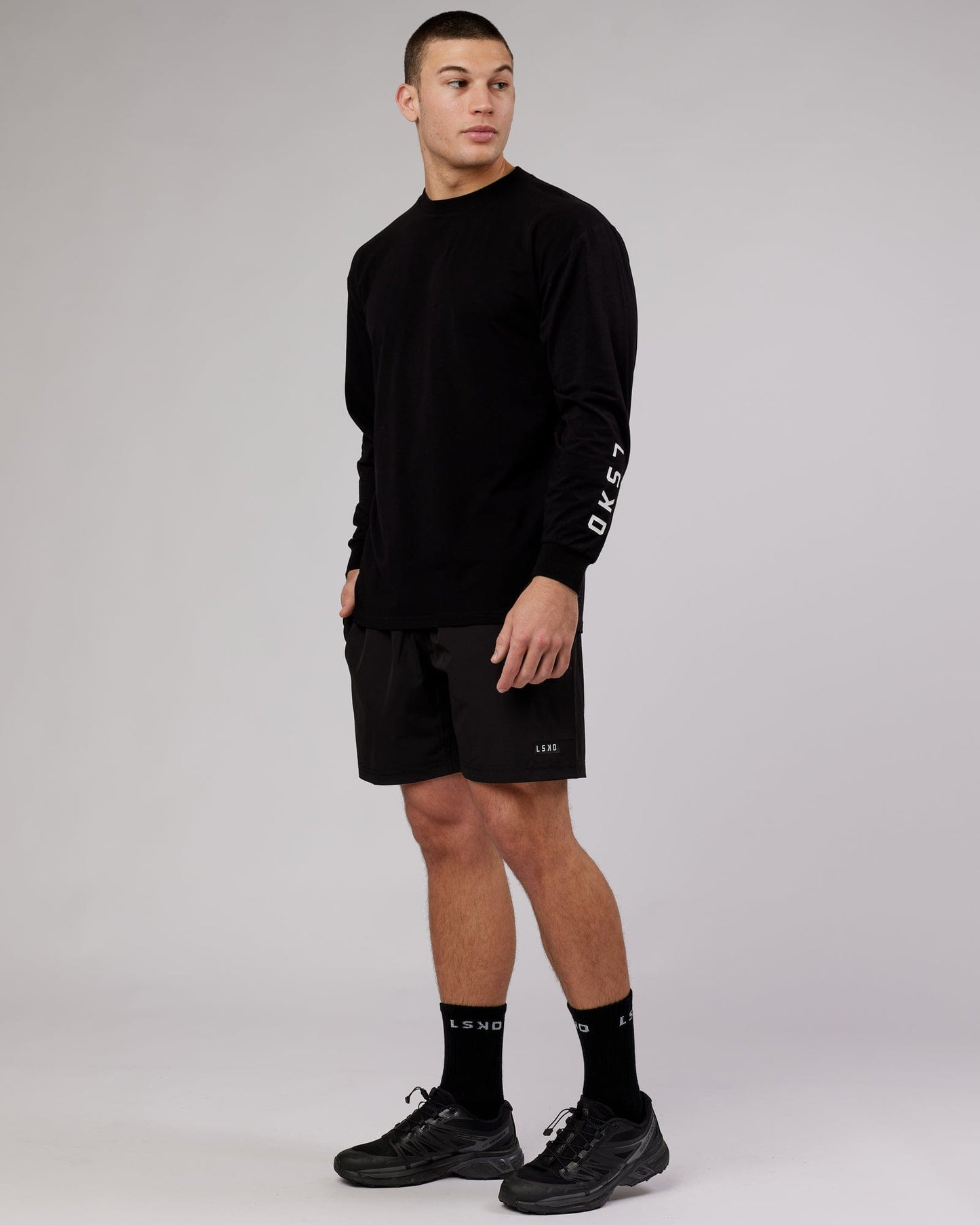 Model wearing Extensor FLXCotton LS Tee Oversize - Black
