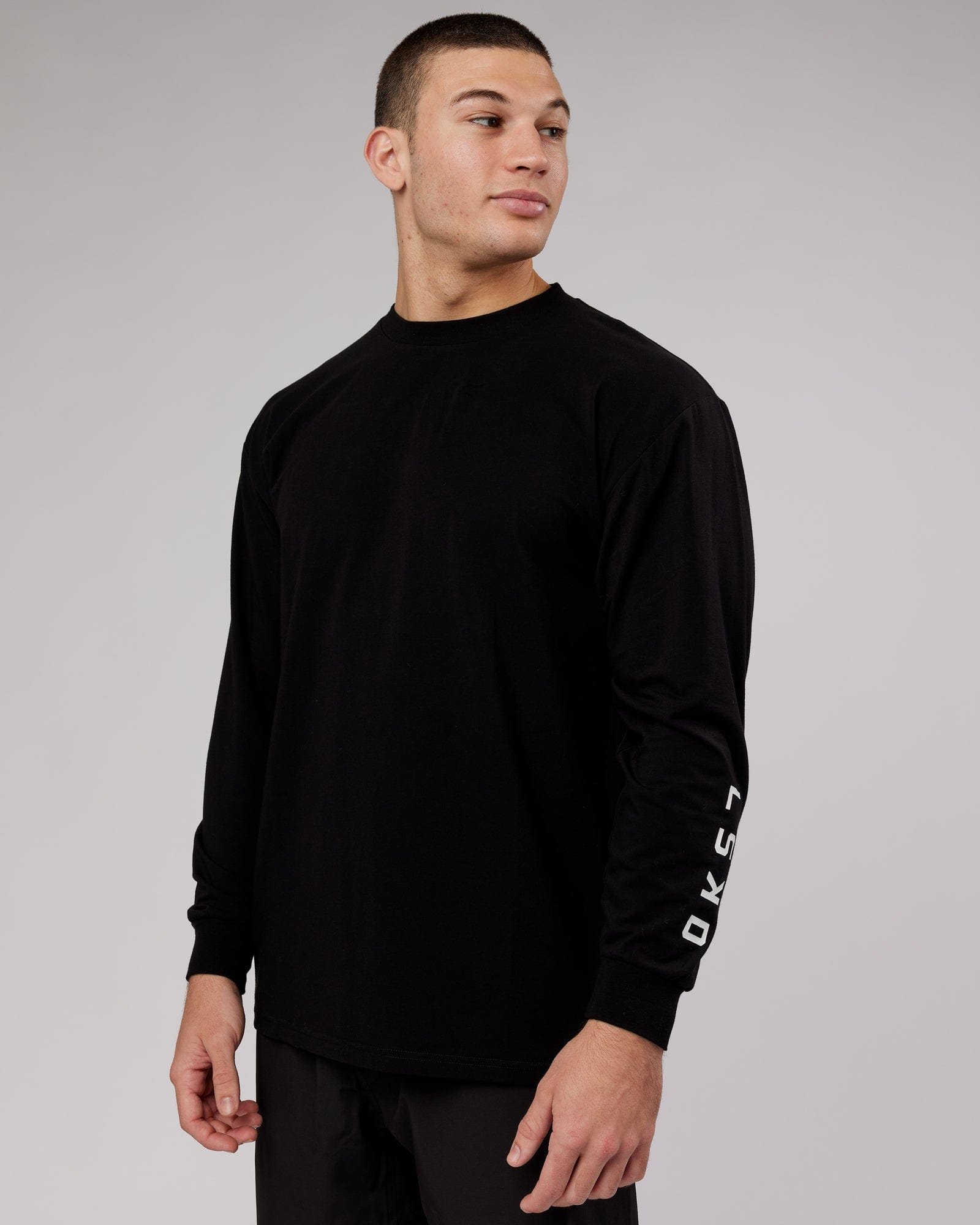 Model wearing Extensor FLXCotton LS Tee Oversize - Black