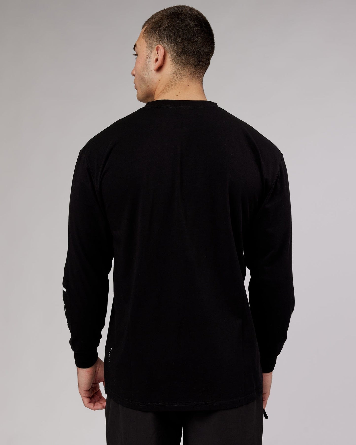 Model wearing Extensor FLXCotton LS Tee Oversize - Black