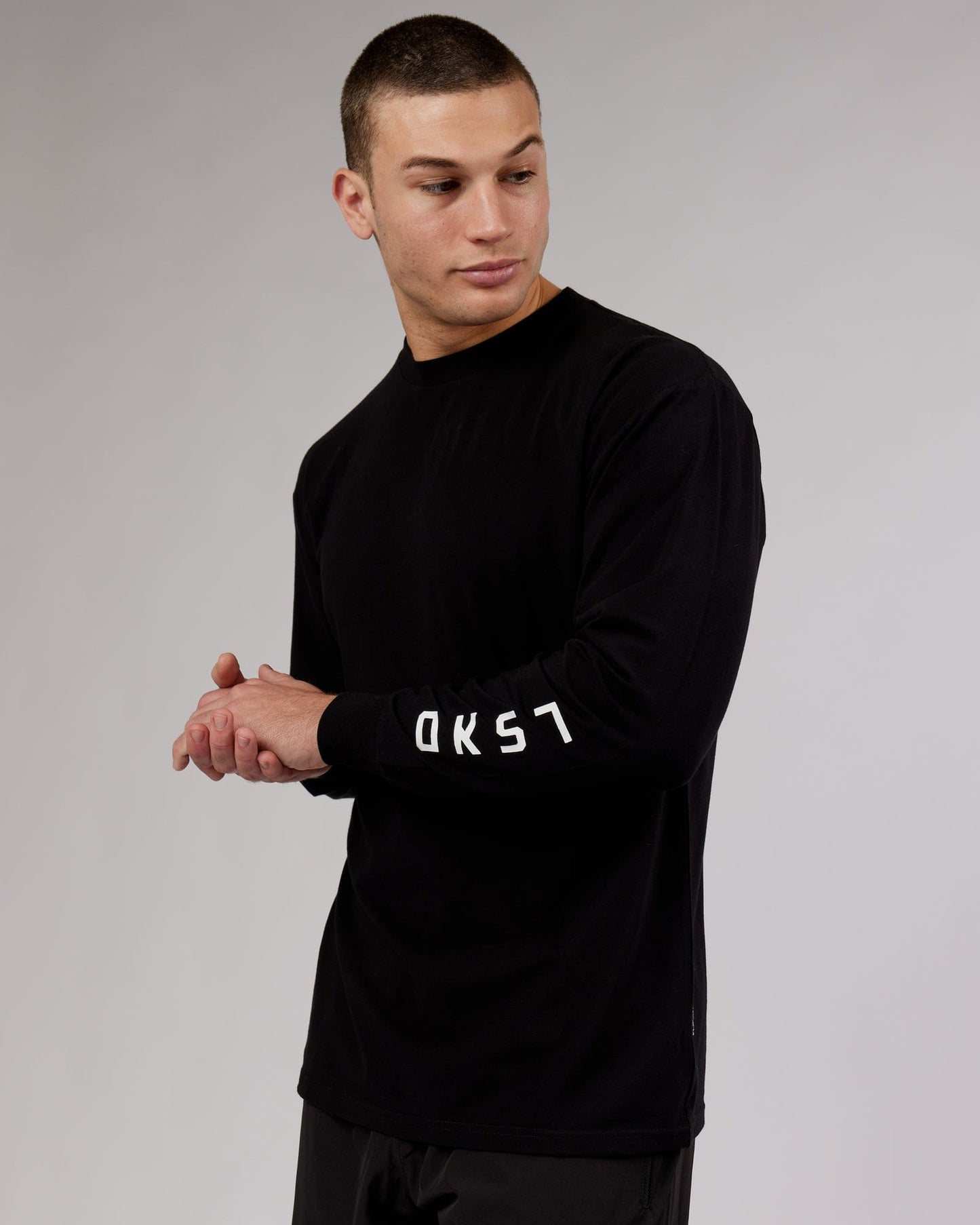 Model wearing Extensor FLXCotton LS Tee Oversize - Black