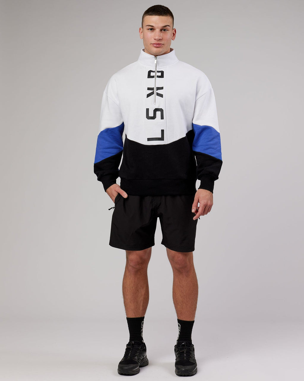 Model wearing Inversion Sweater Oversize - Black-Cobalt