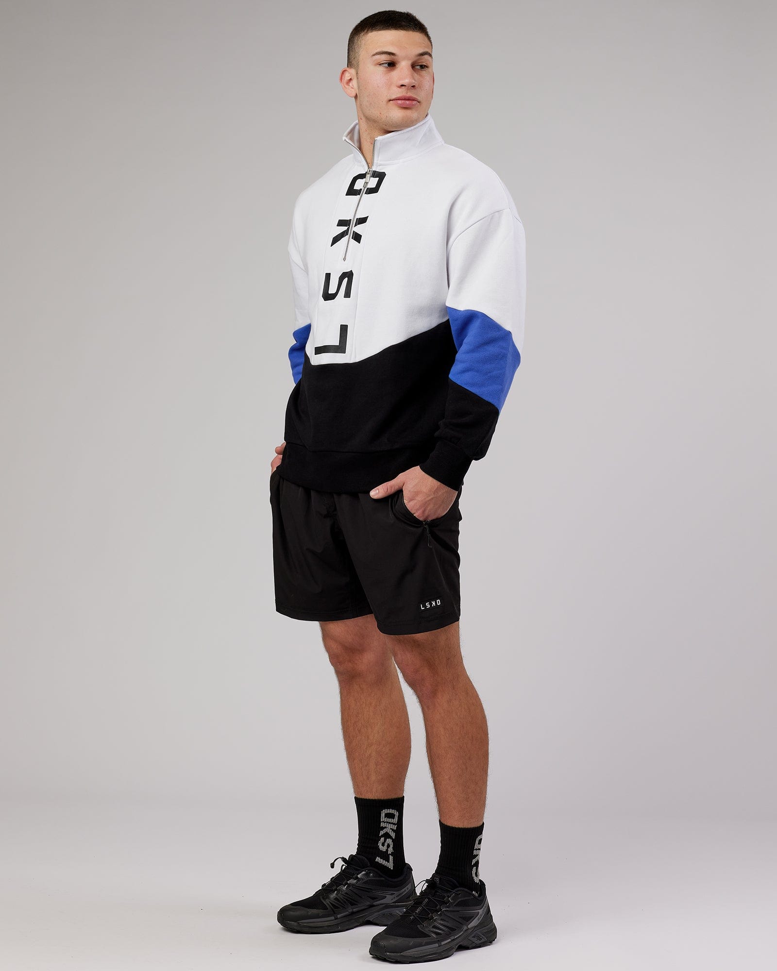 Model wearing Inversion Sweater Oversize - Black-Cobalt