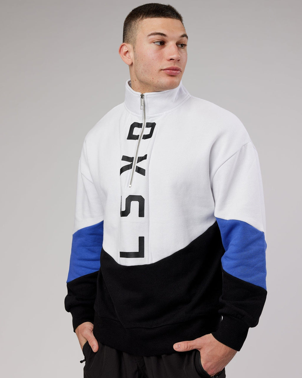 Model wearing Inversion Sweater Oversize - Black-Cobalt