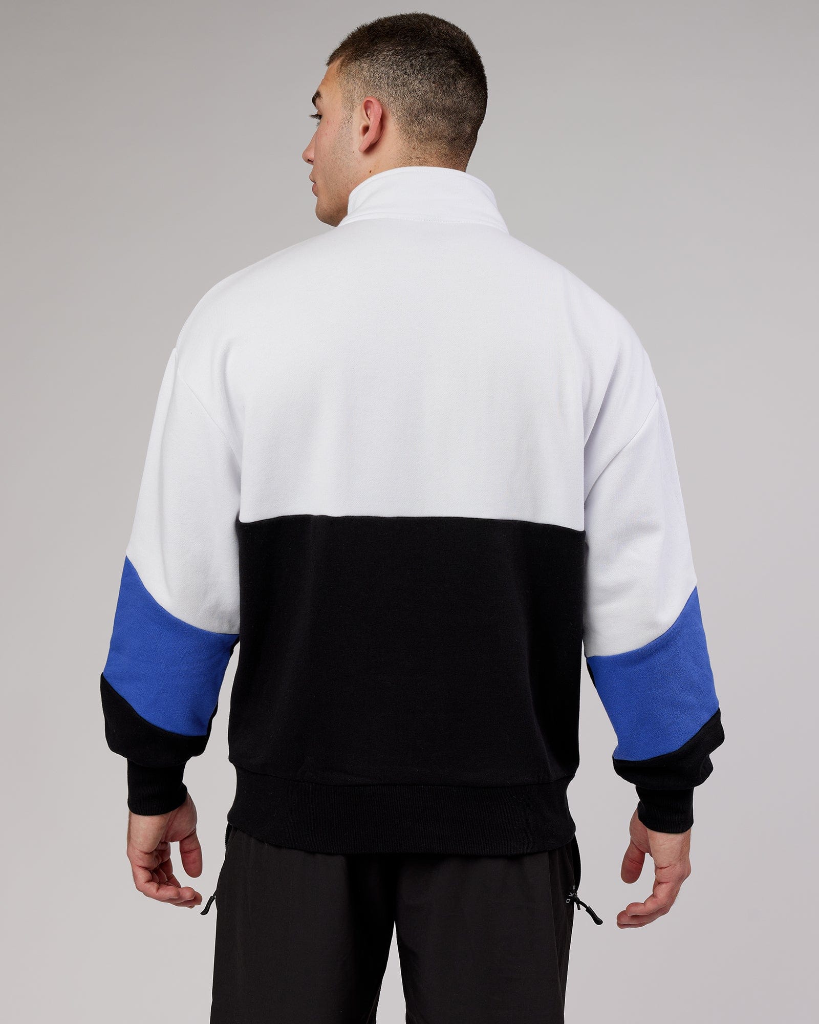 Model wearing Inversion Sweater Oversize - Black-Cobalt