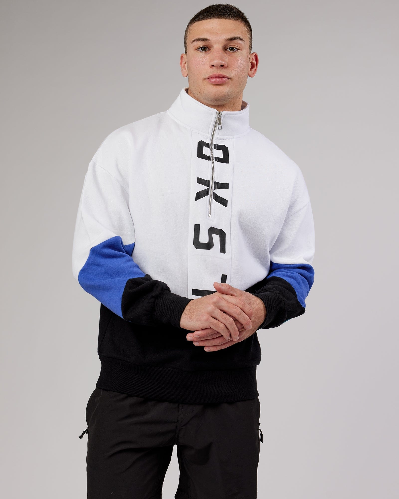 Model wearing Inversion Sweater Oversize - Black-Cobalt