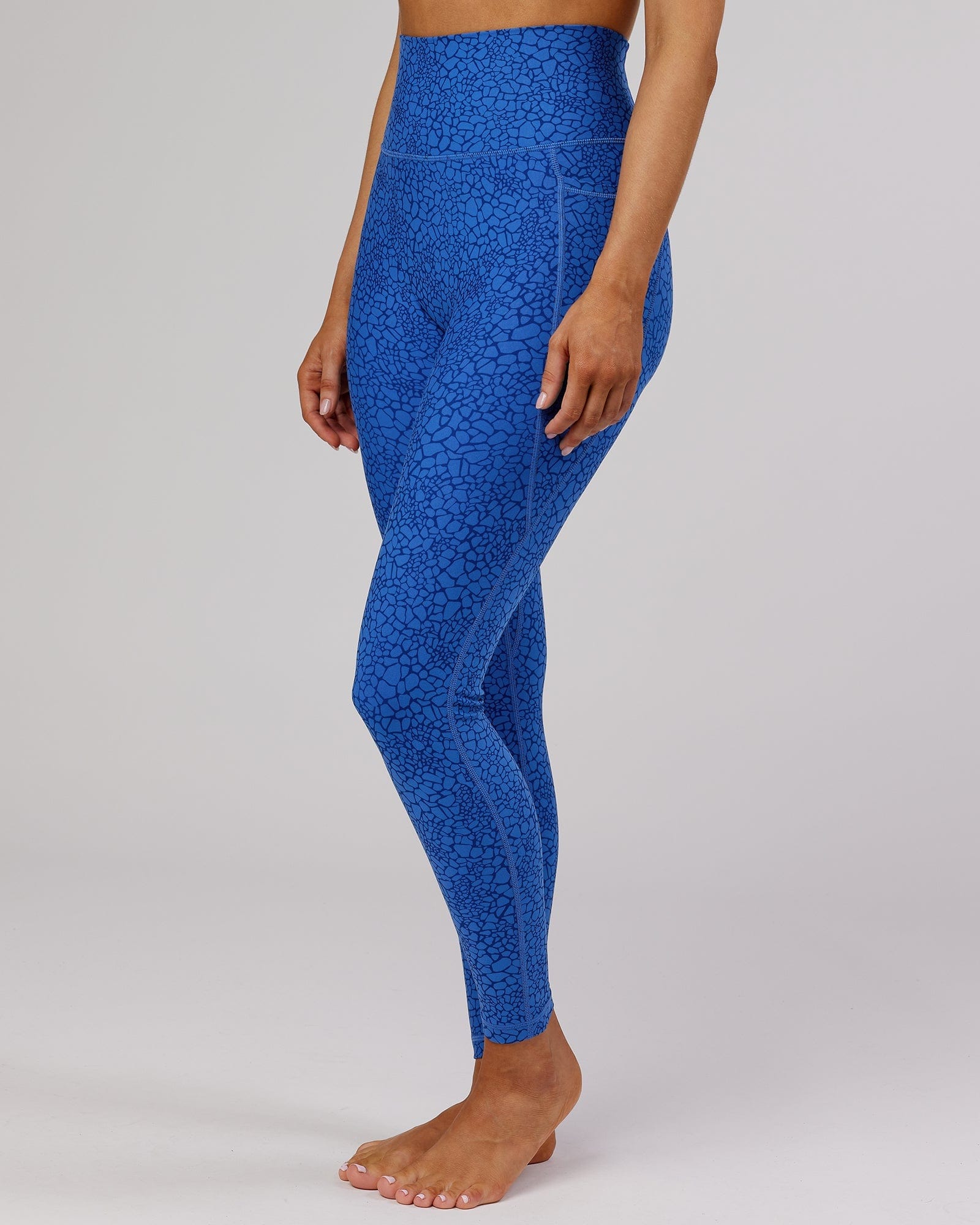 Model wearing Fusion Full Length Tight - Ocean Scale