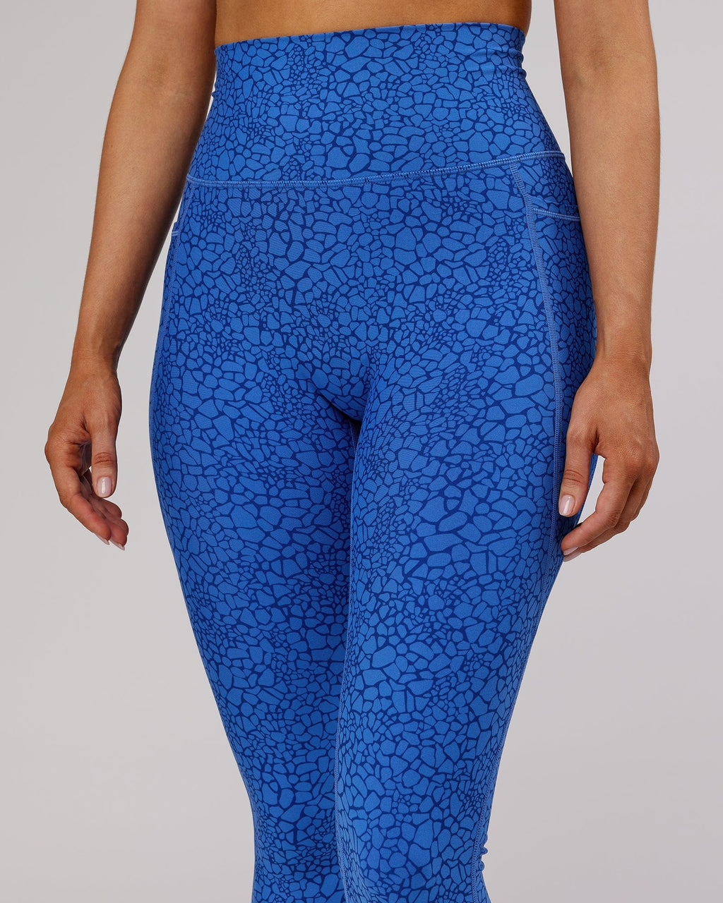 Model wearing Fusion Full Length Tight - Ocean Scale