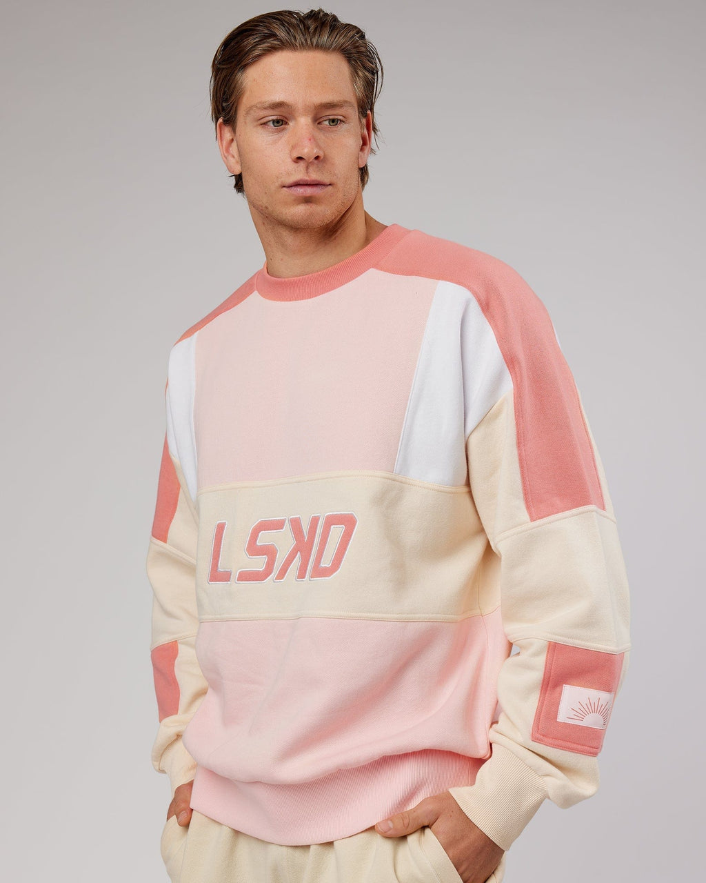 Model wearing Slam Sweater Oversize - Peach Multi